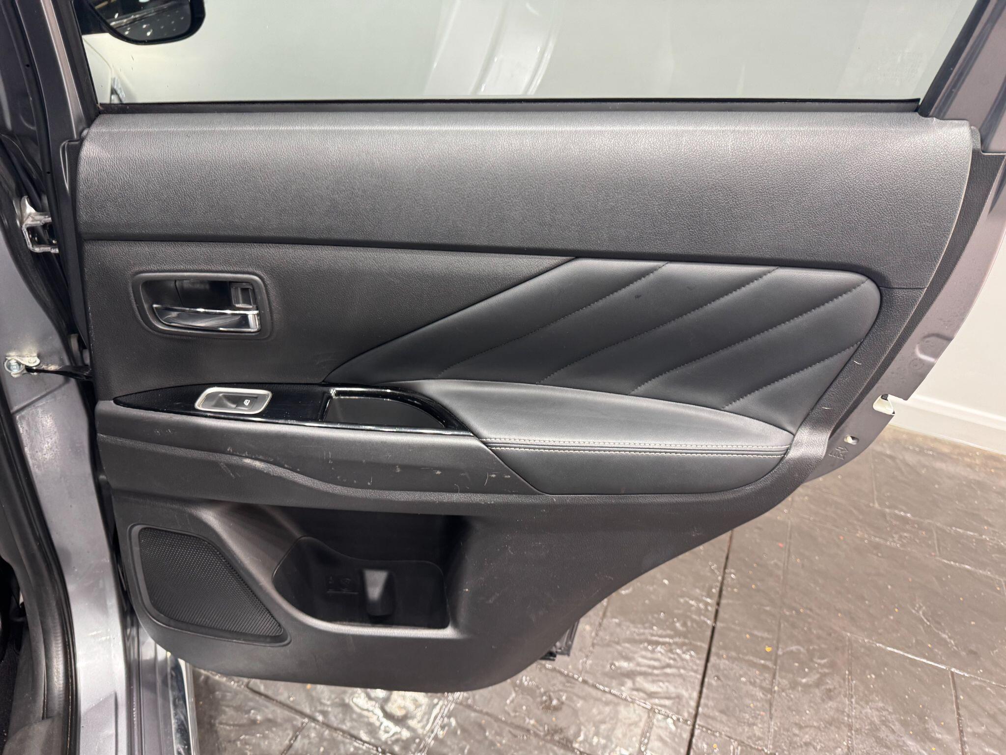 Mitsubishi Outlander view 38