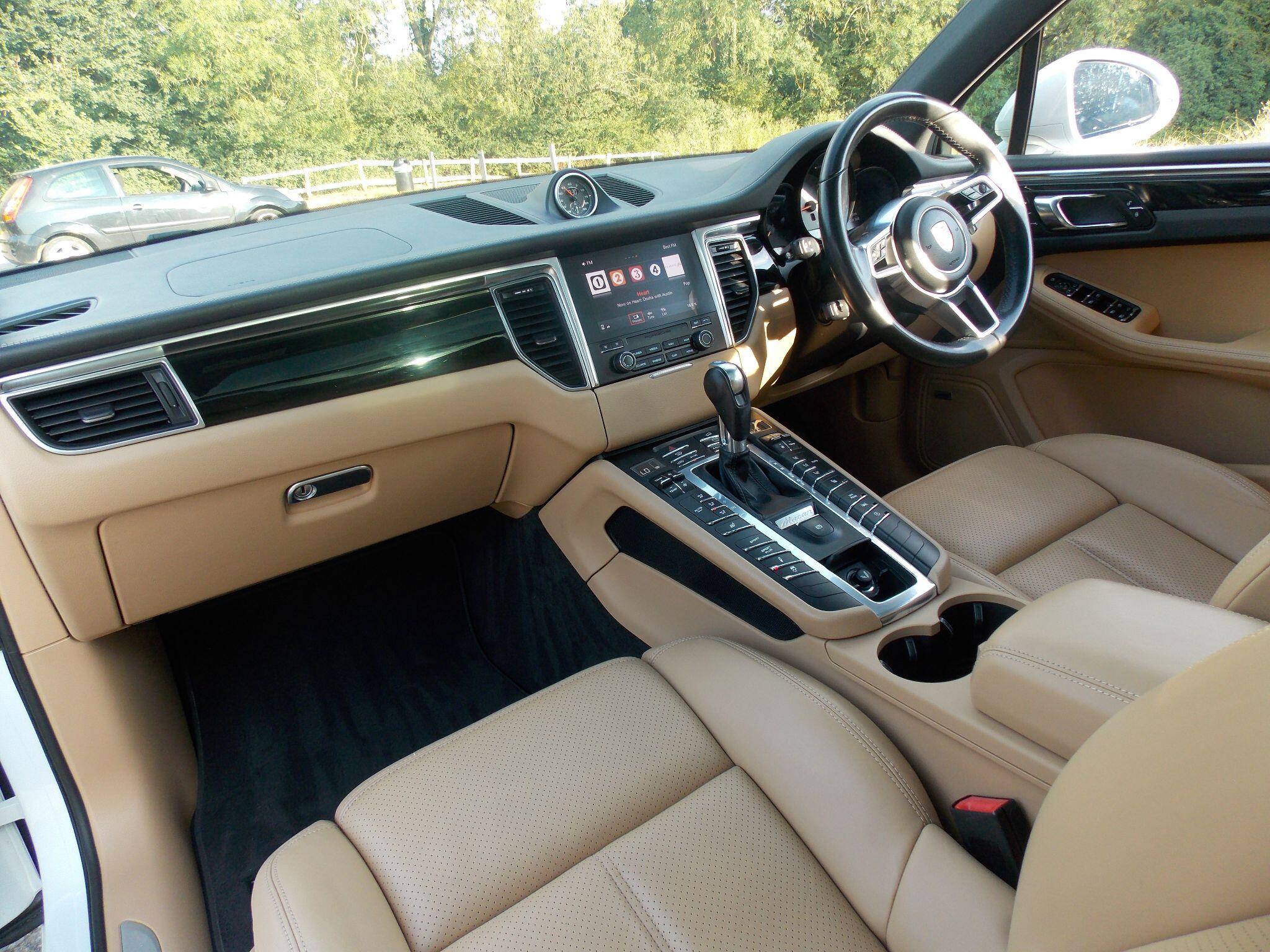 Porsche Macan view 23