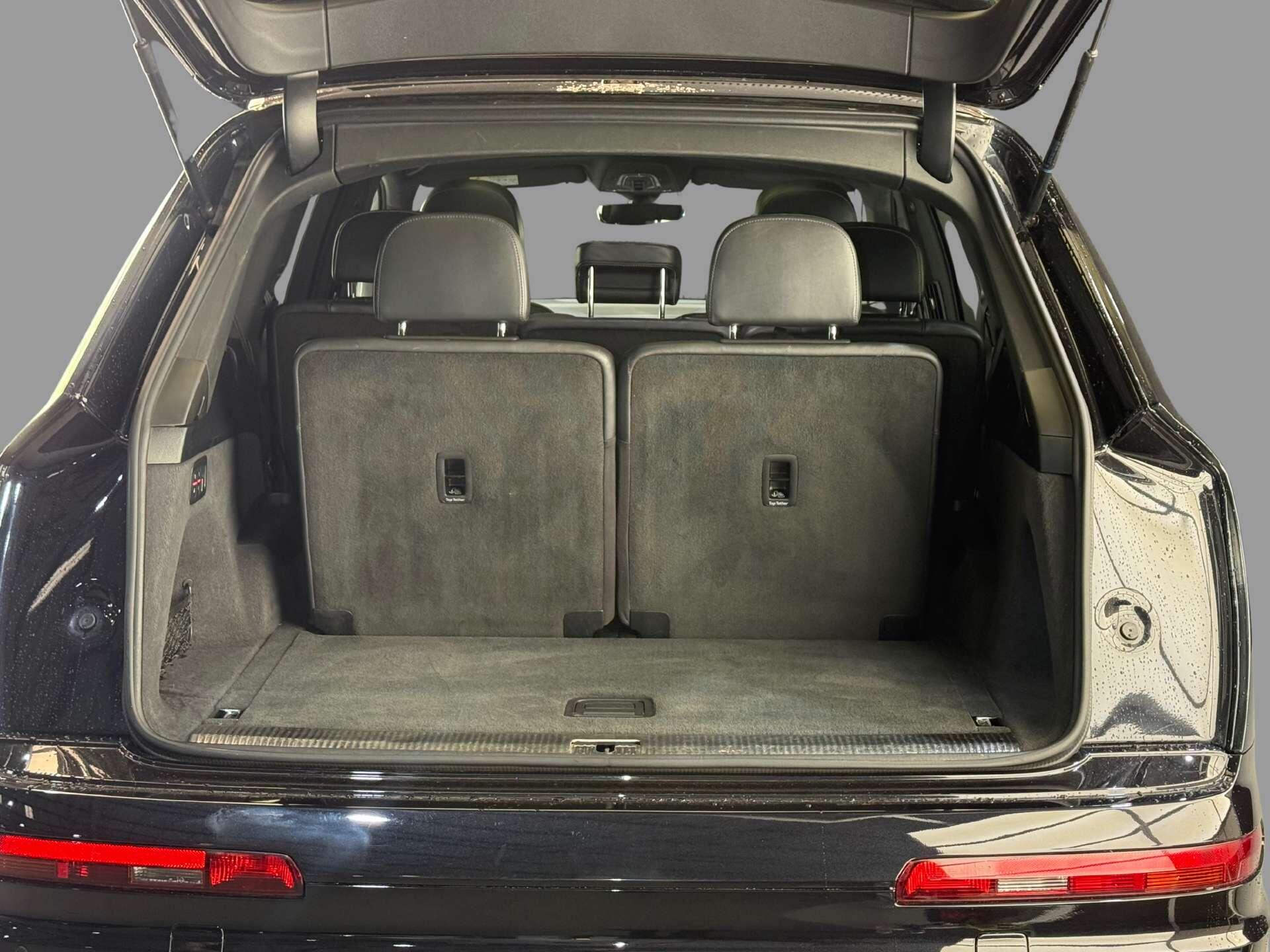 Audi Q7 view 13
