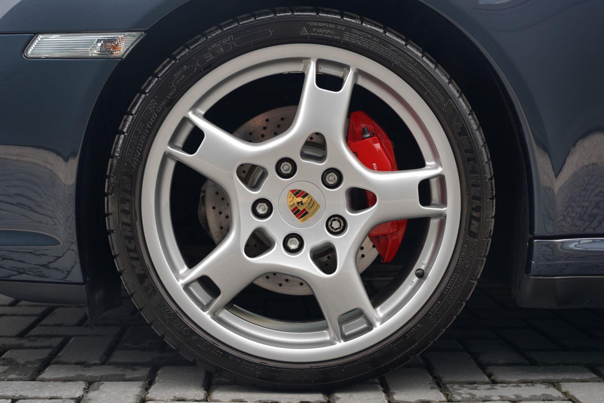 Porsche 911 view 44