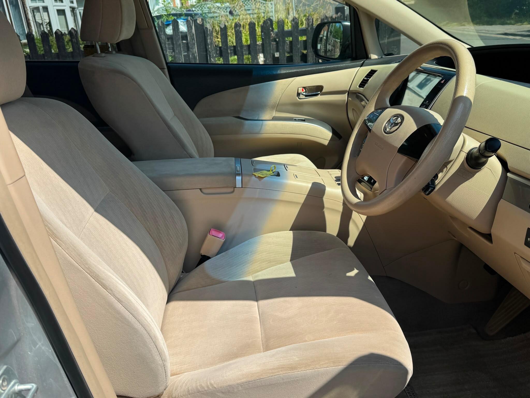 Toyota Estima view 15