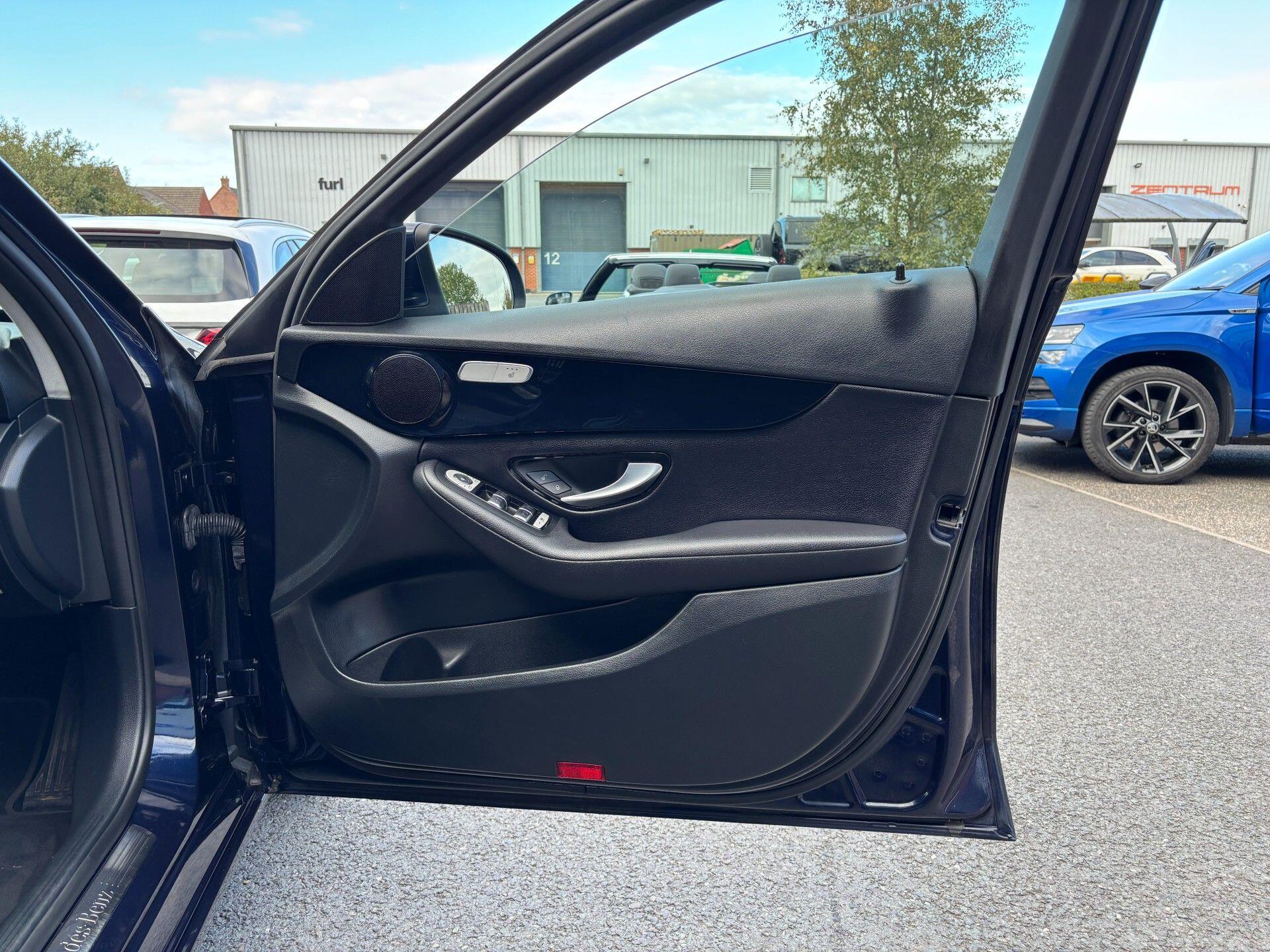 Mercedes-Benz C-Class view 33