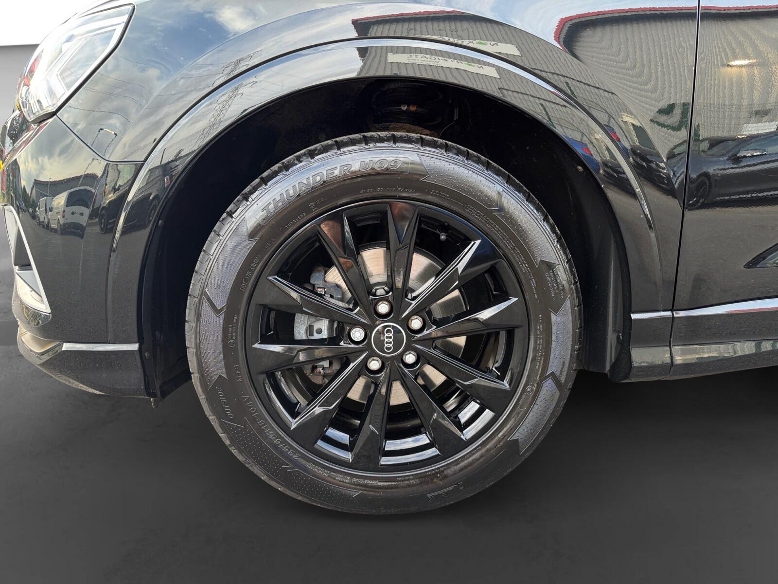 Audi Q3 view 19