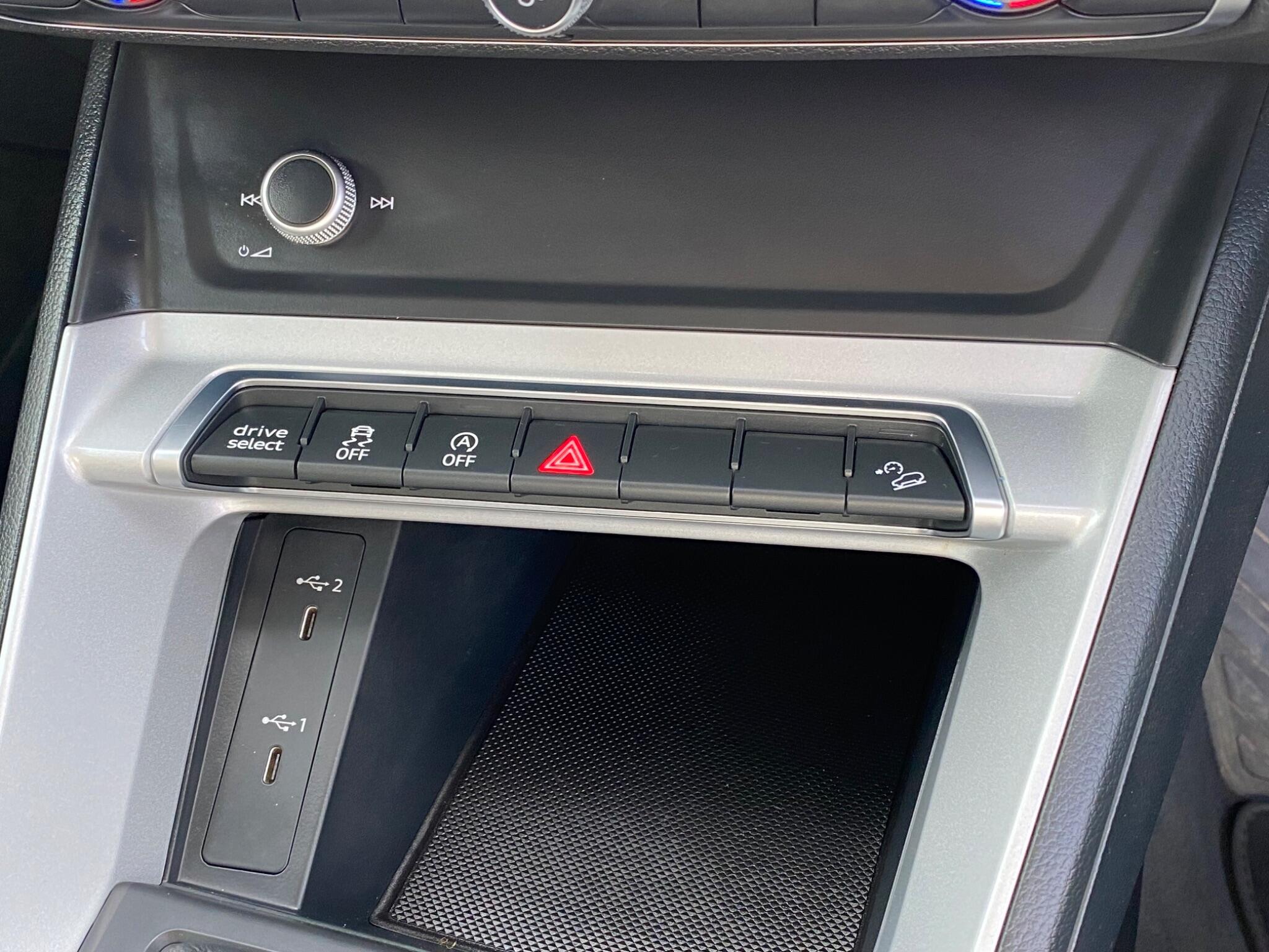 Audi Q3 view 30