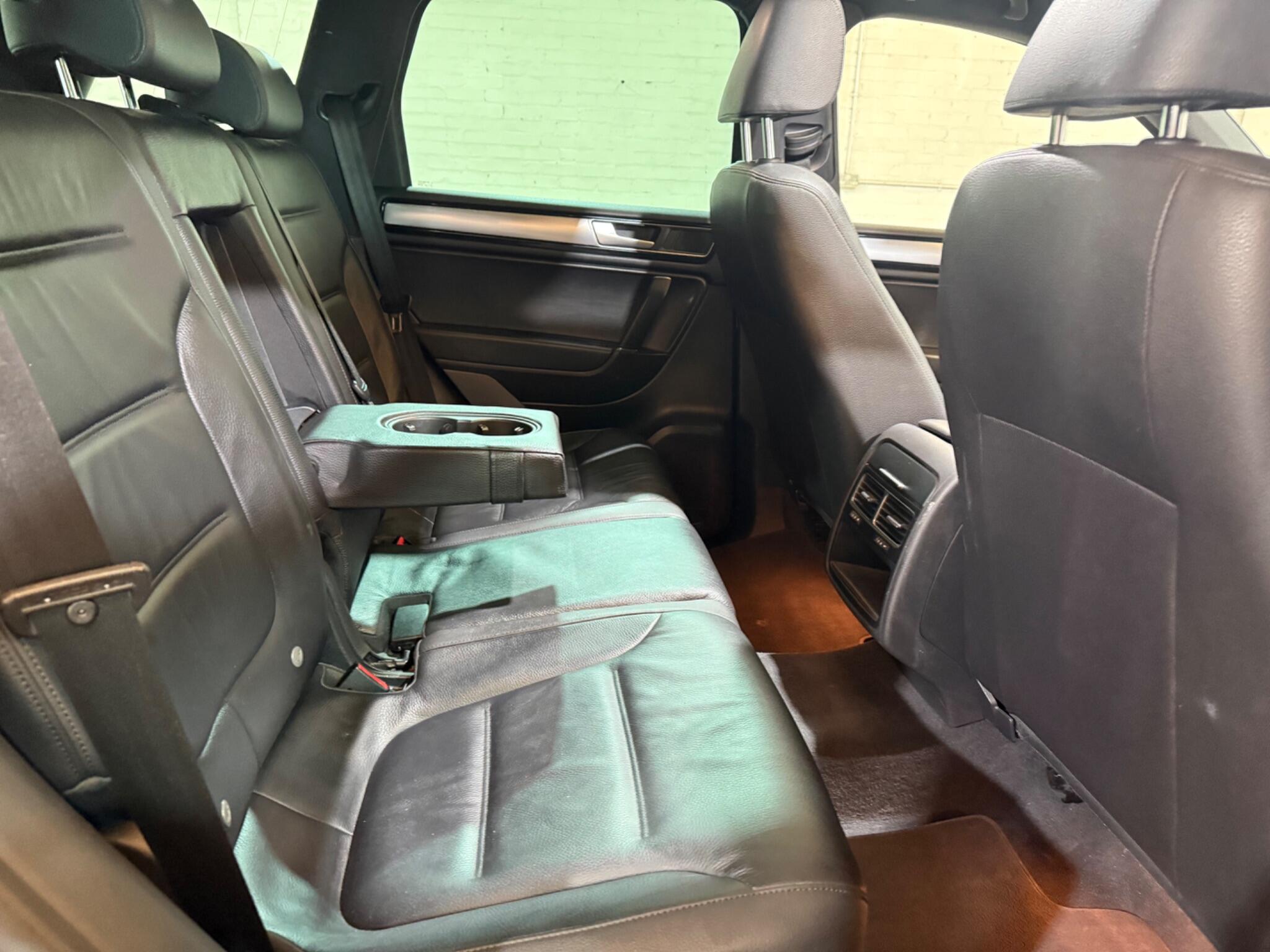 Volkswagen Touareg view 8