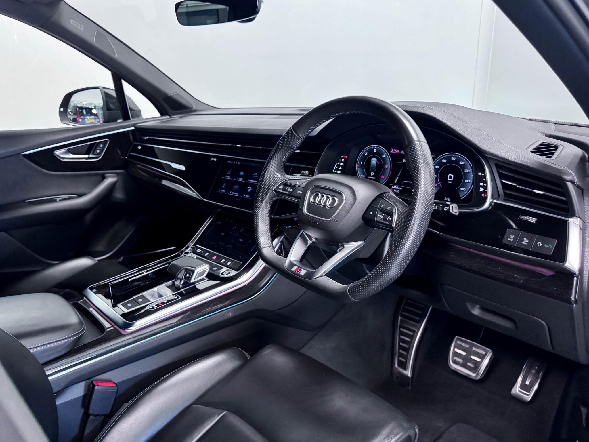 Audi Q7 view 29
