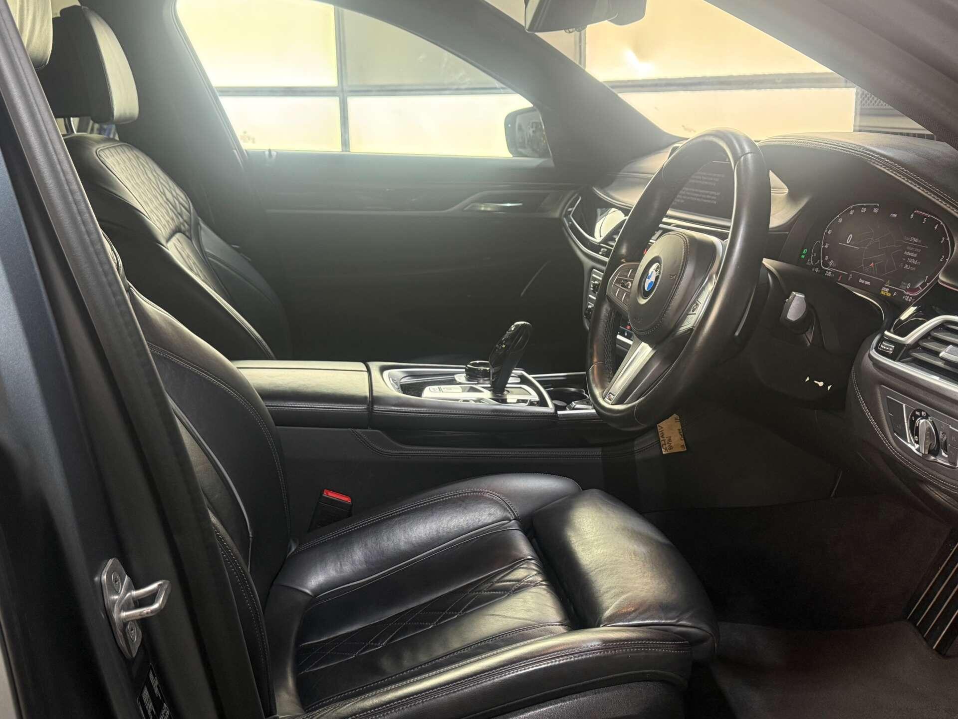 BMW 7 Series view 27
