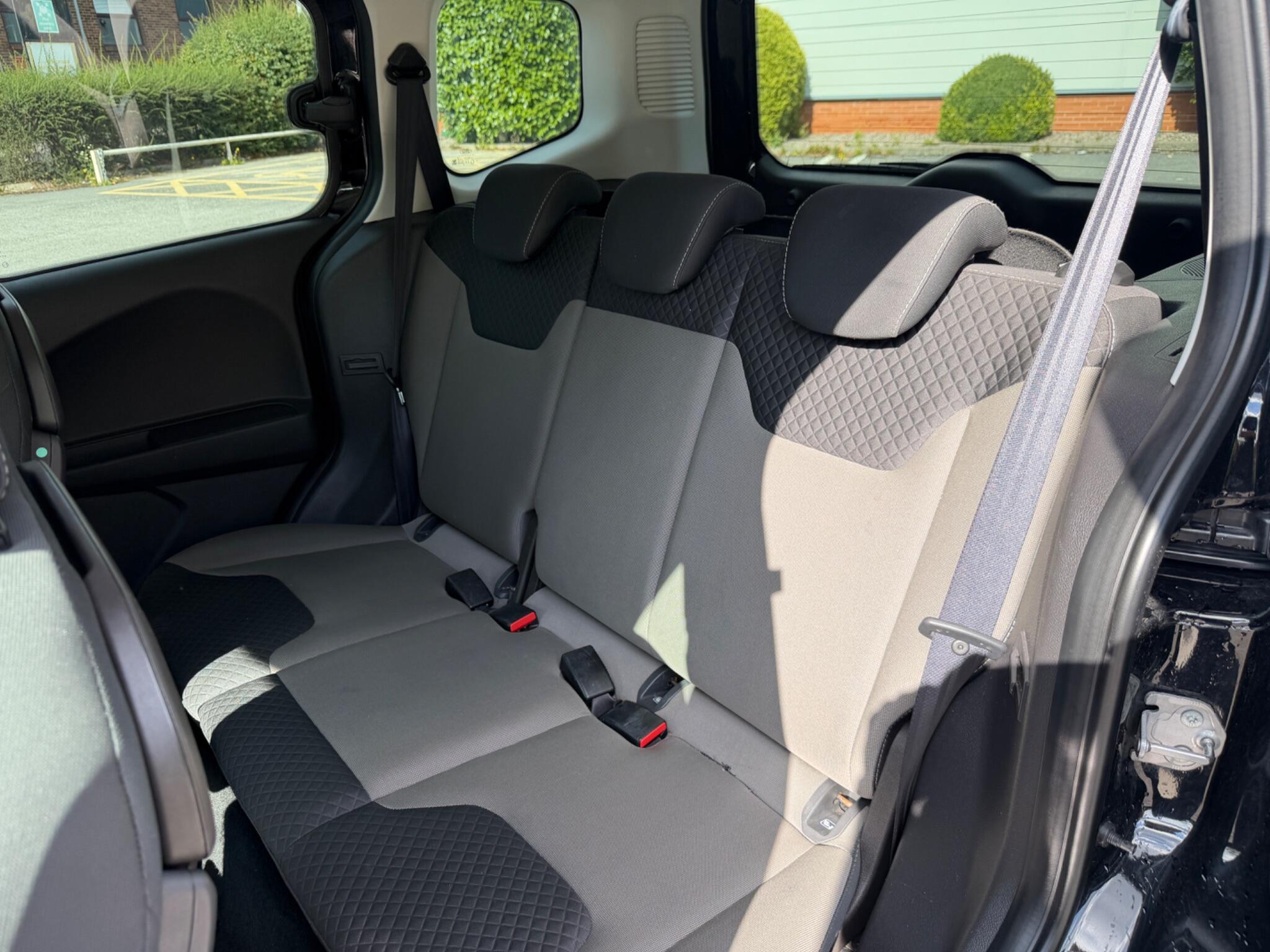 Ford Tourneo Courier view 22