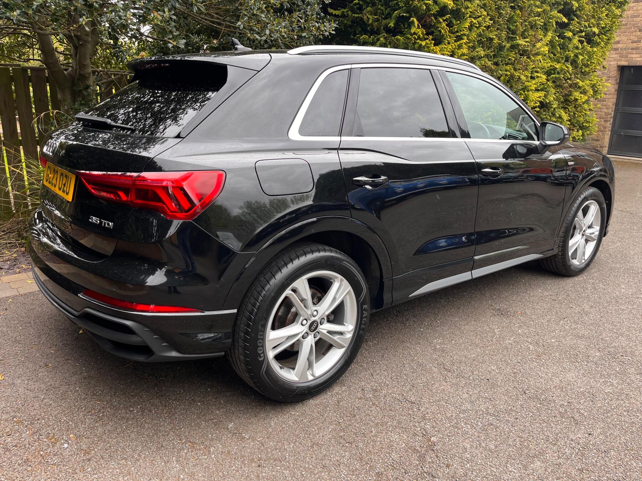 Audi Q3 view 18