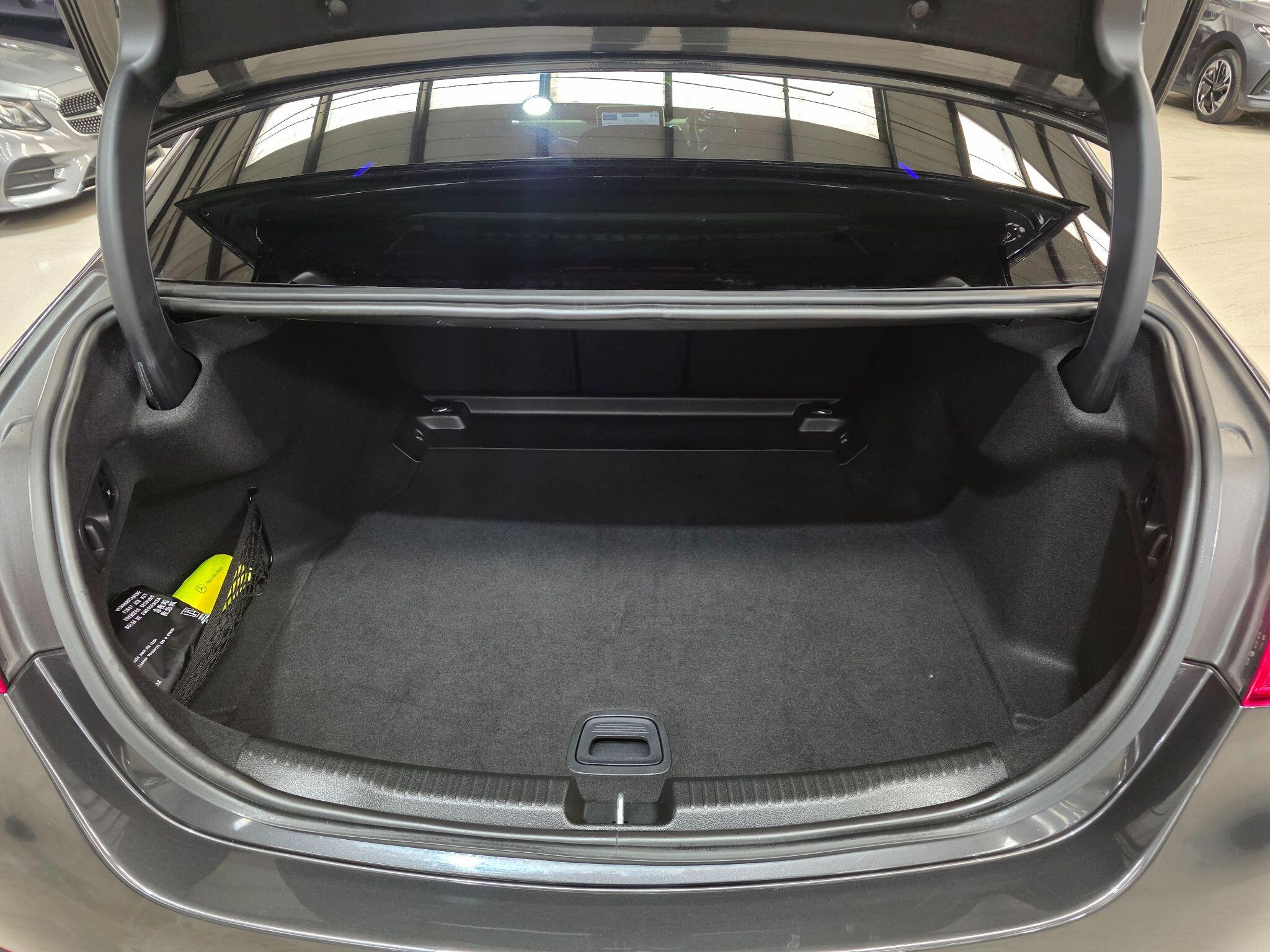 Mercedes-Benz C Class view 34