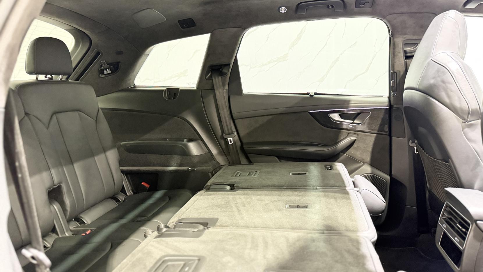 Audi Q7 view 14