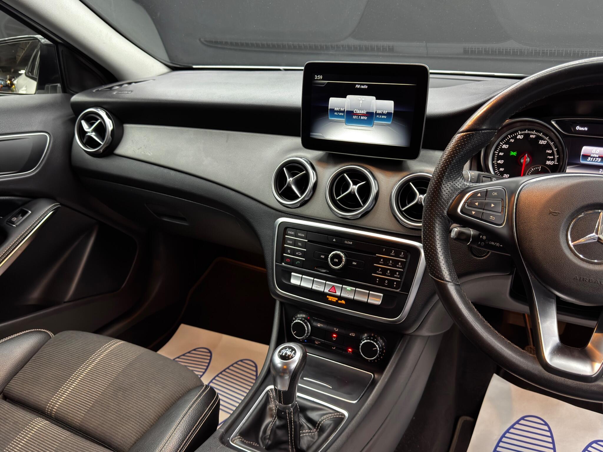 Mercedes-Benz Gla view 24