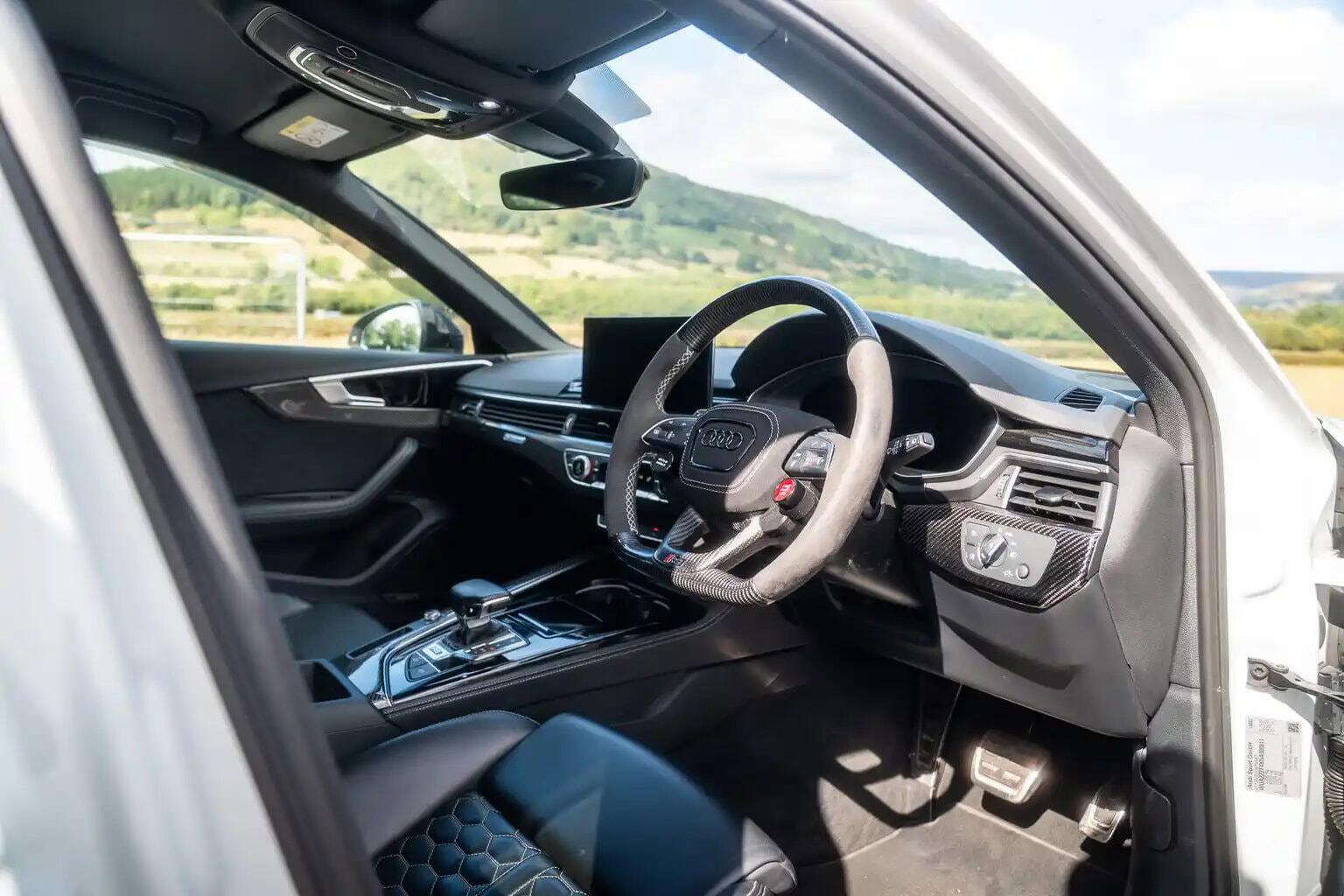 Audi RS4 Avant view 18