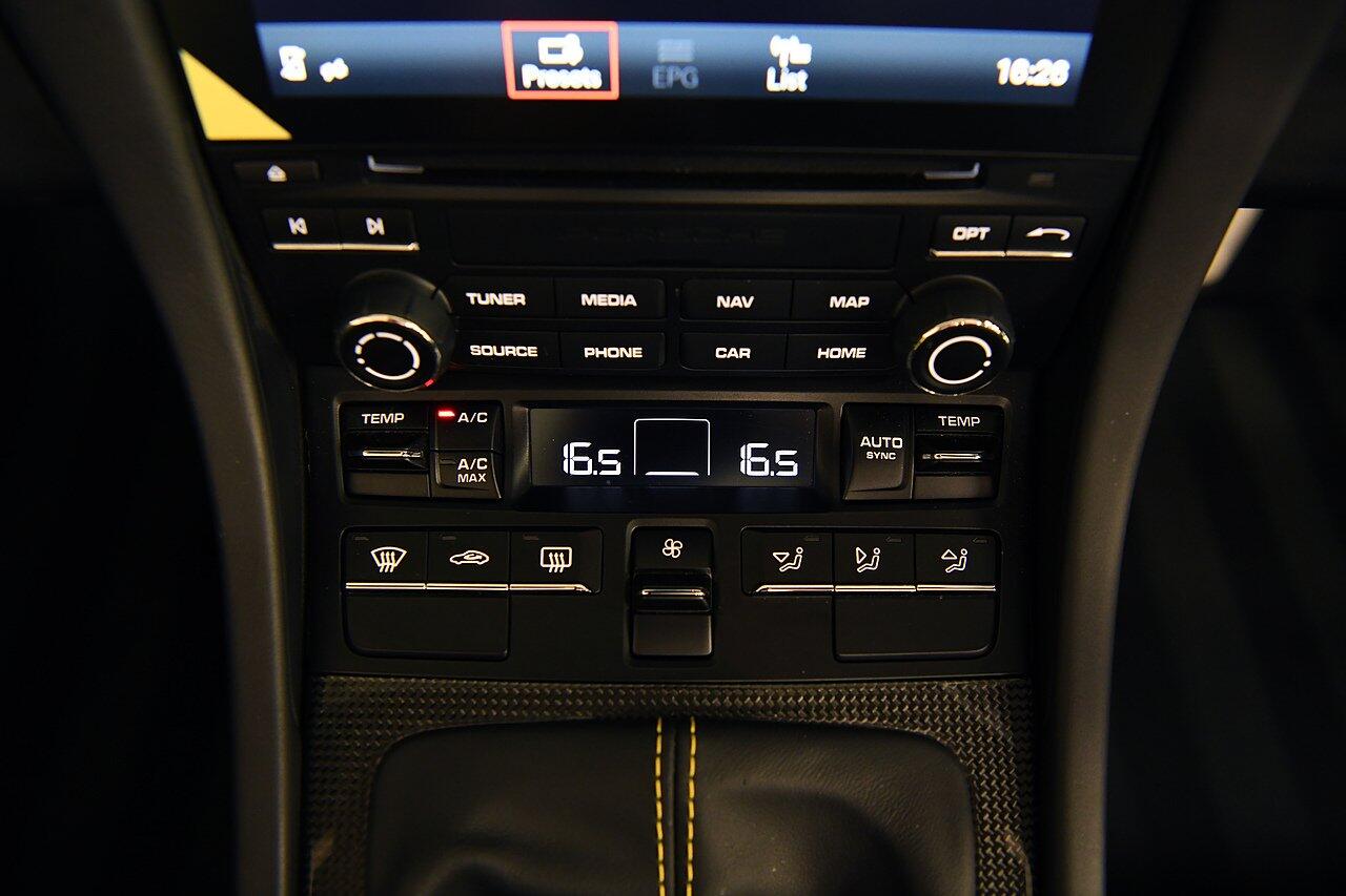 Porsche 911 view 21