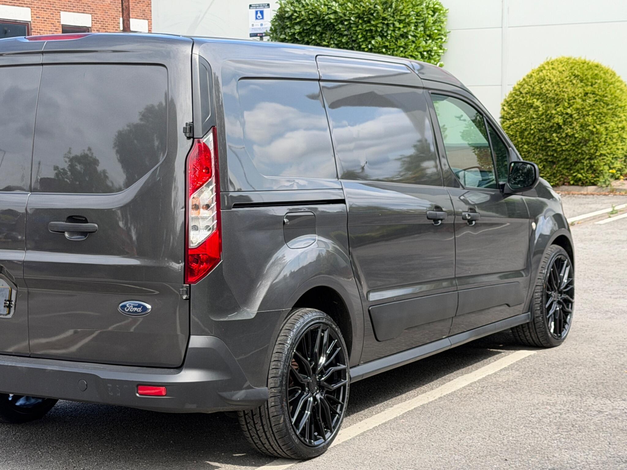Ford Transit Connect view 40