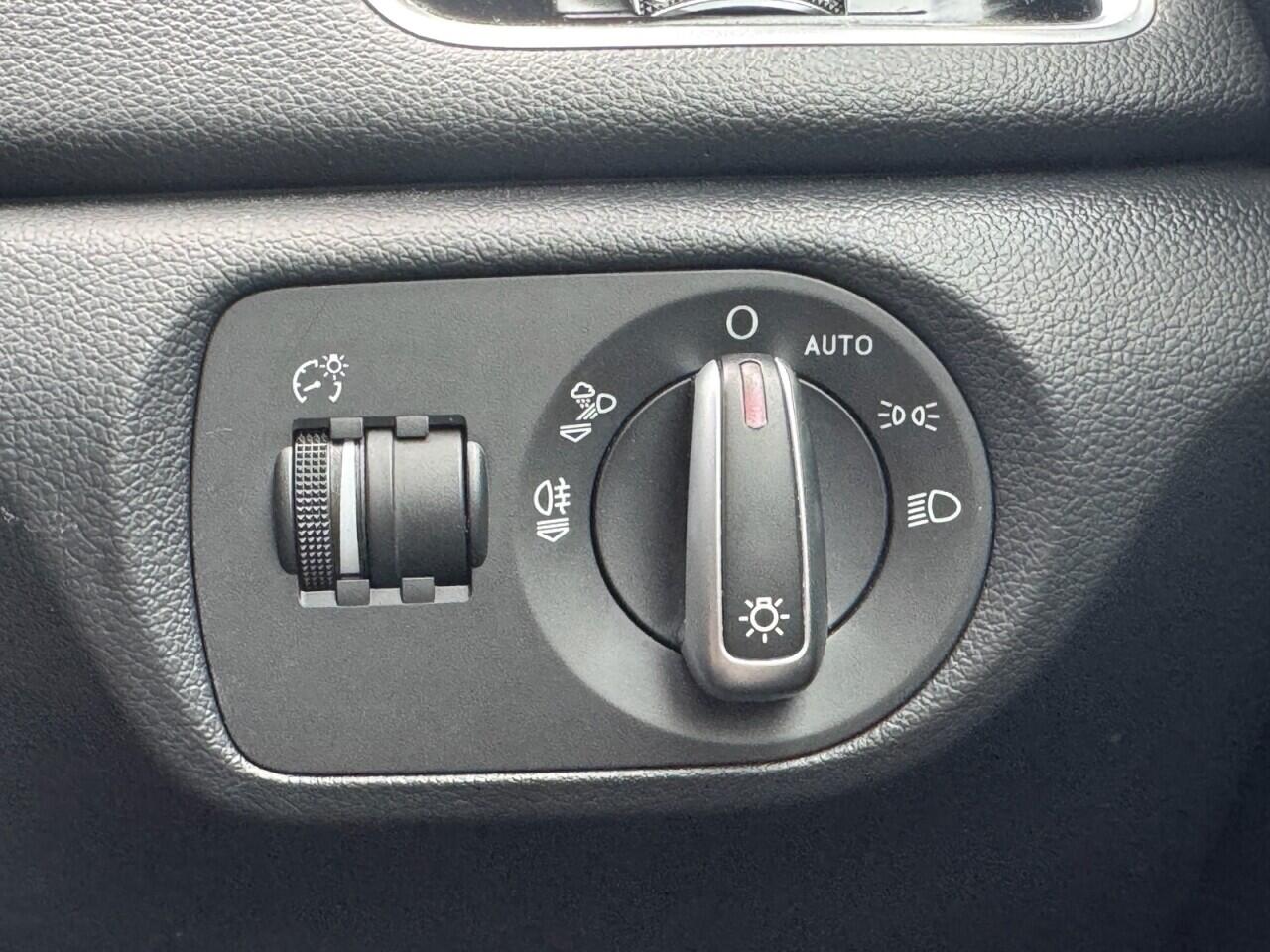 Audi Q3 view 18