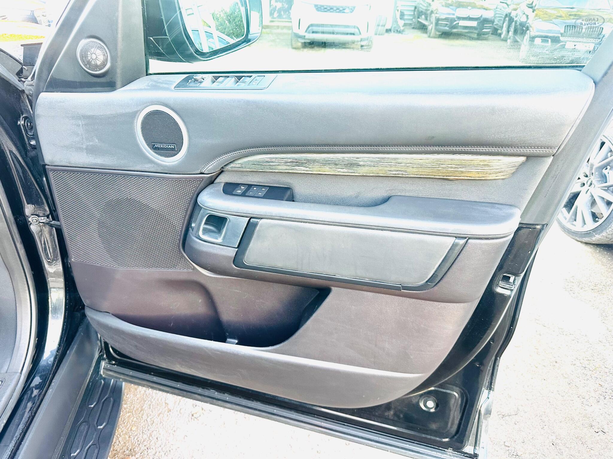Land Rover Discovery view 24