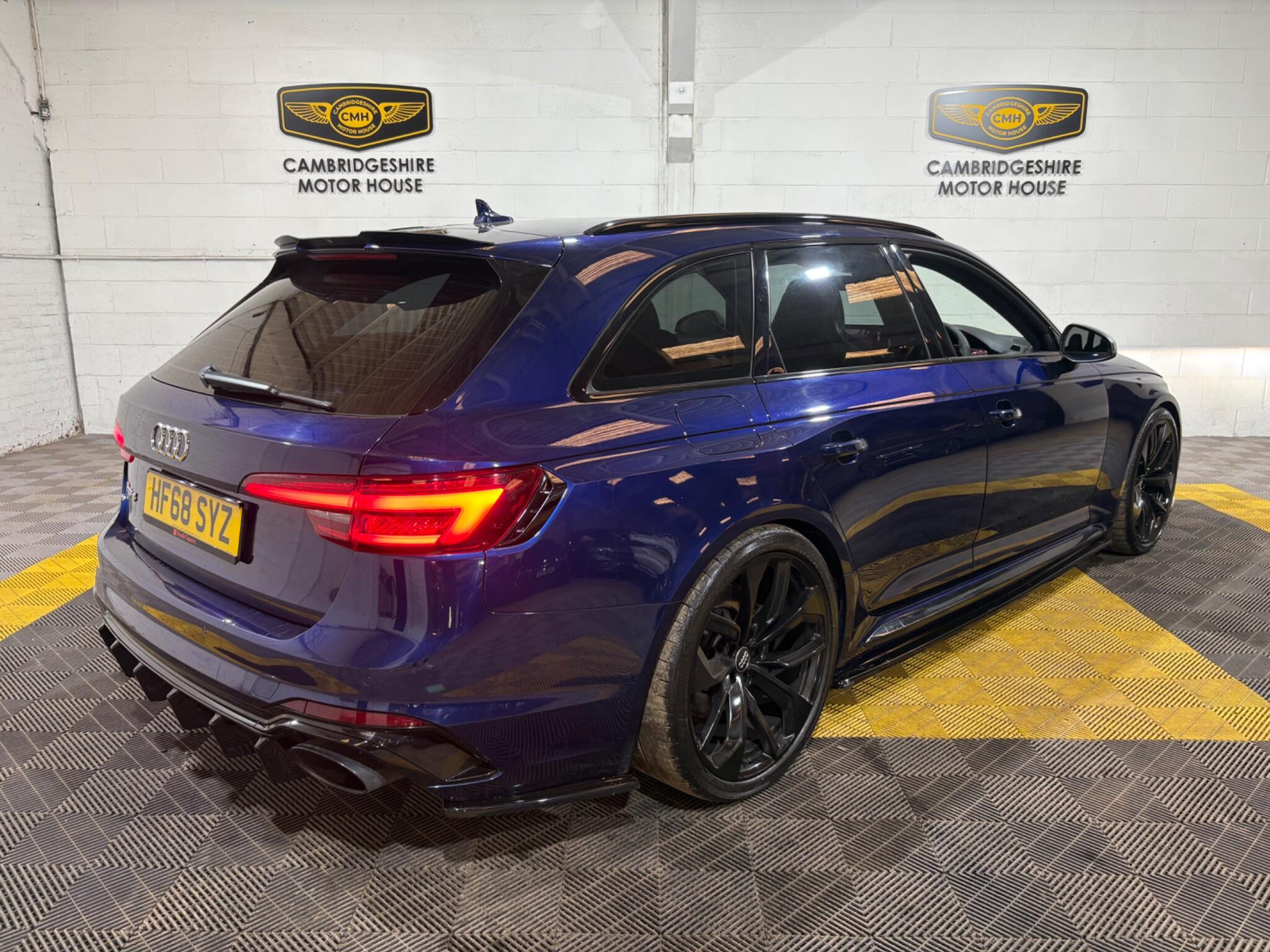 Audi RS4 Avant view 7