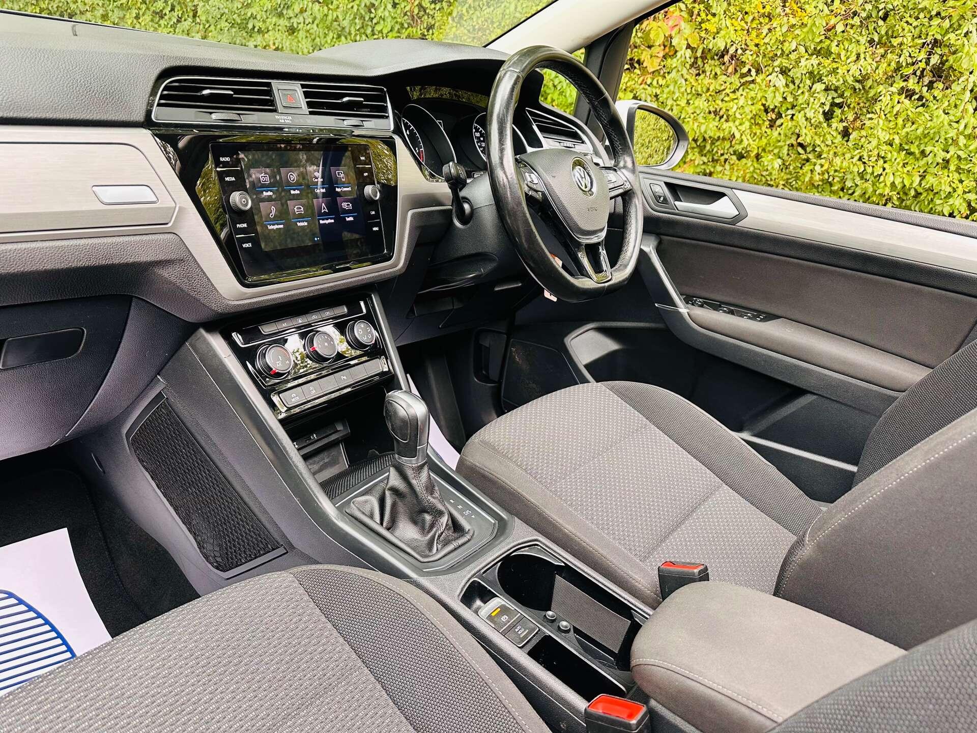 Volkswagen Touran view 8