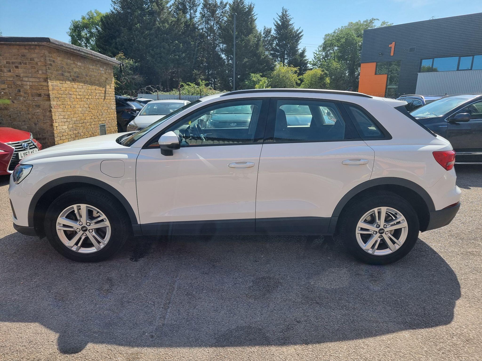 Audi Q3 view 8