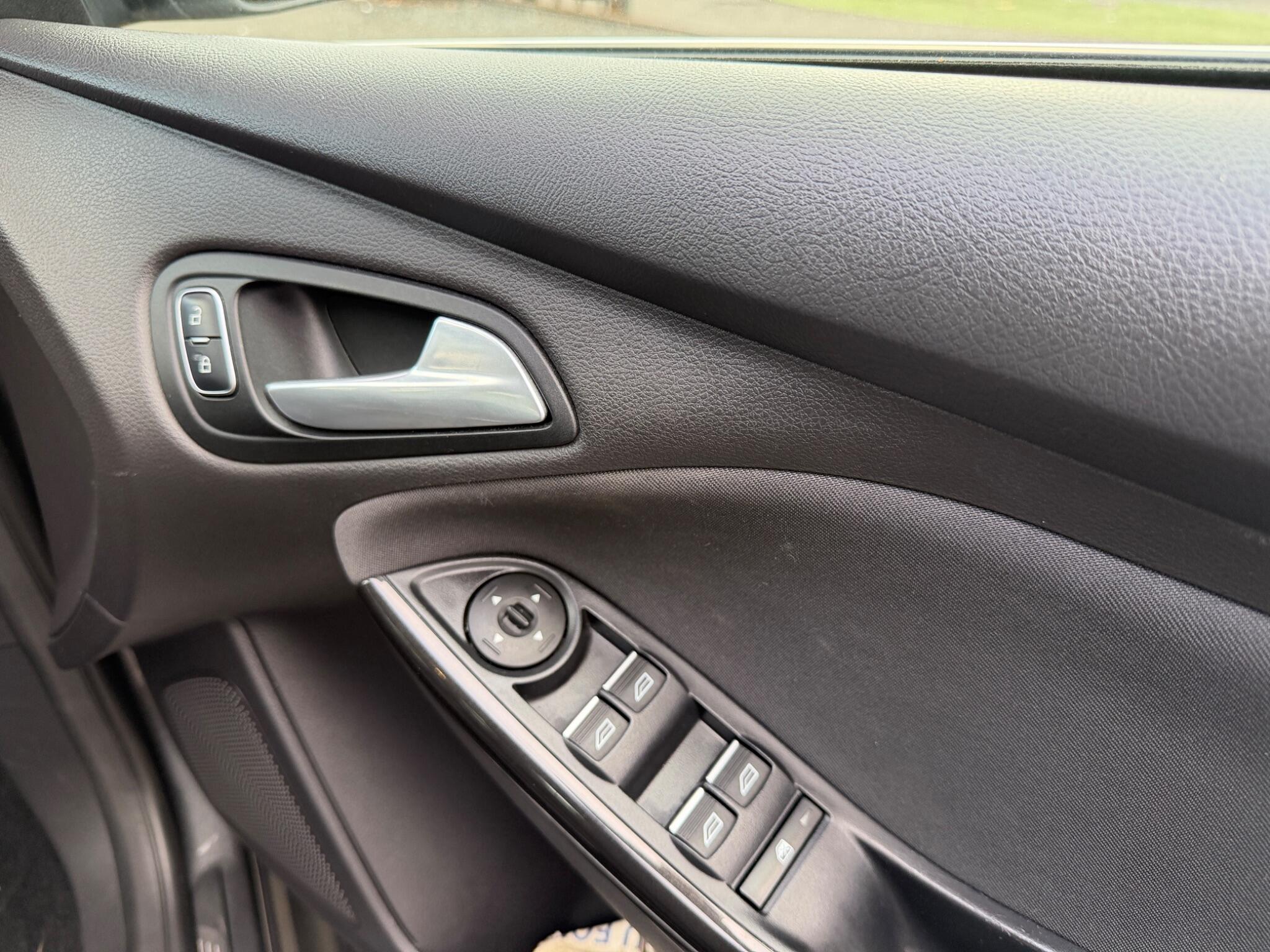 Ford Focus view 15
