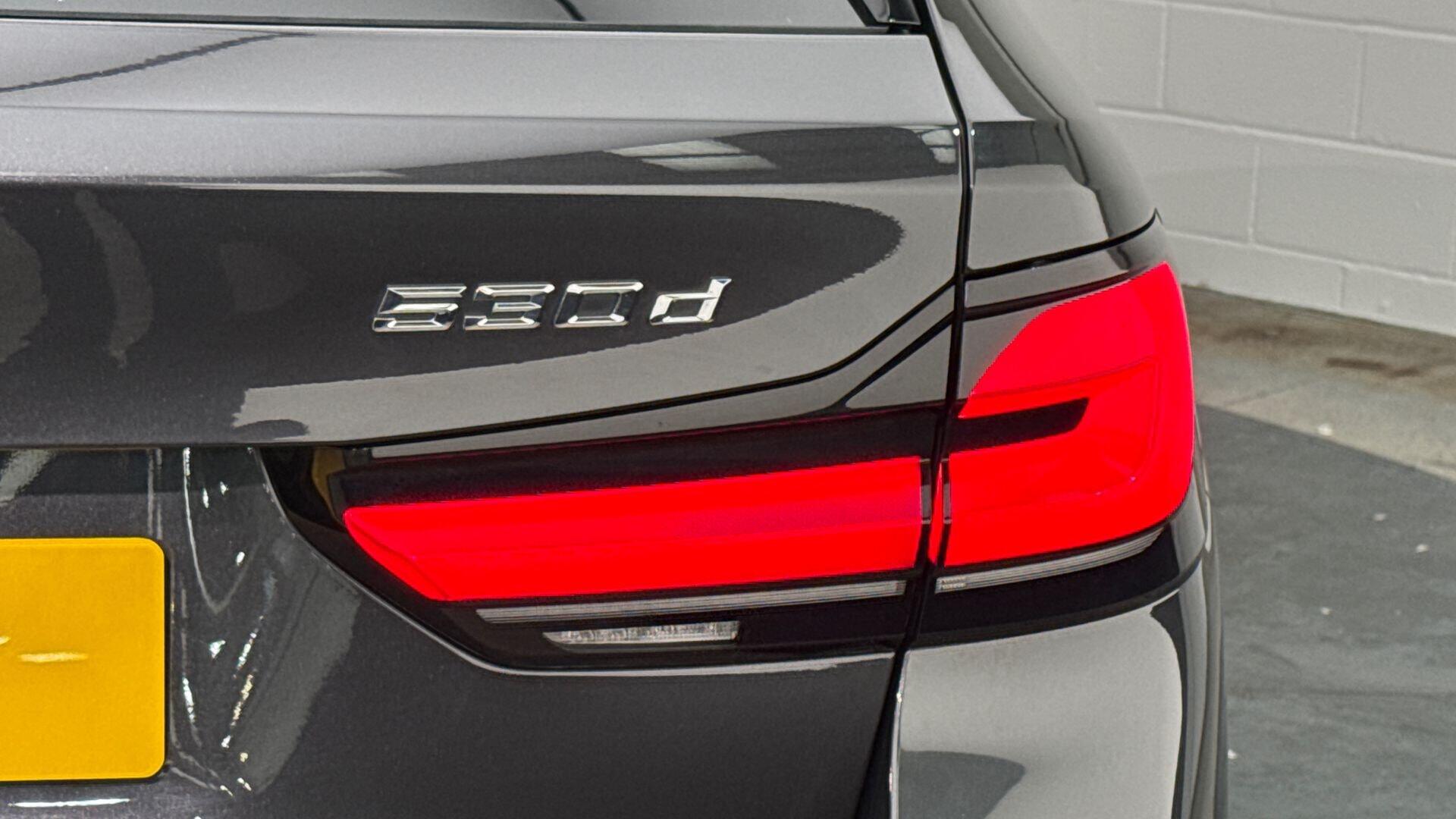 BMW 5 Series view 22