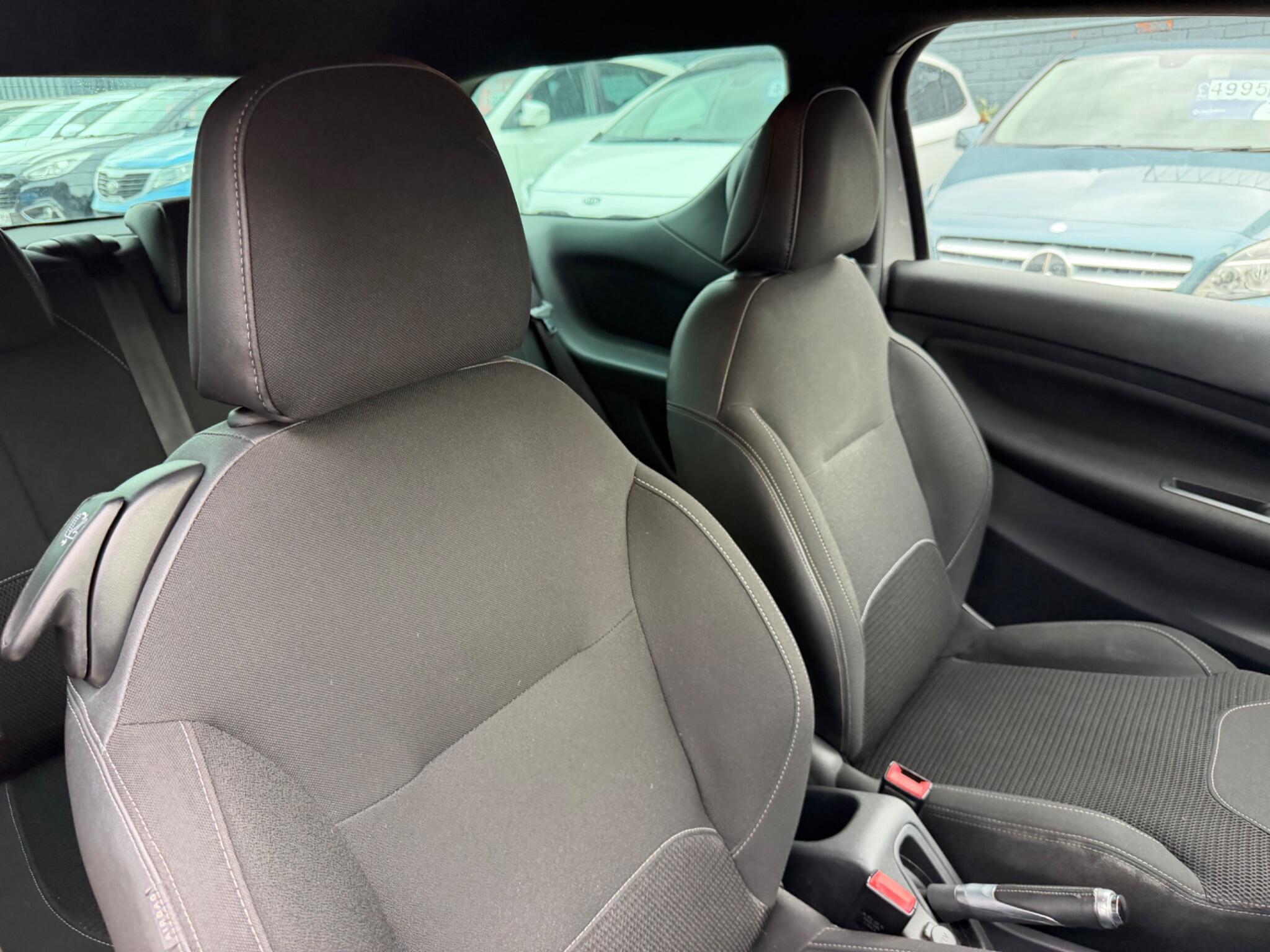 DS Automobiles DS 3 view 11