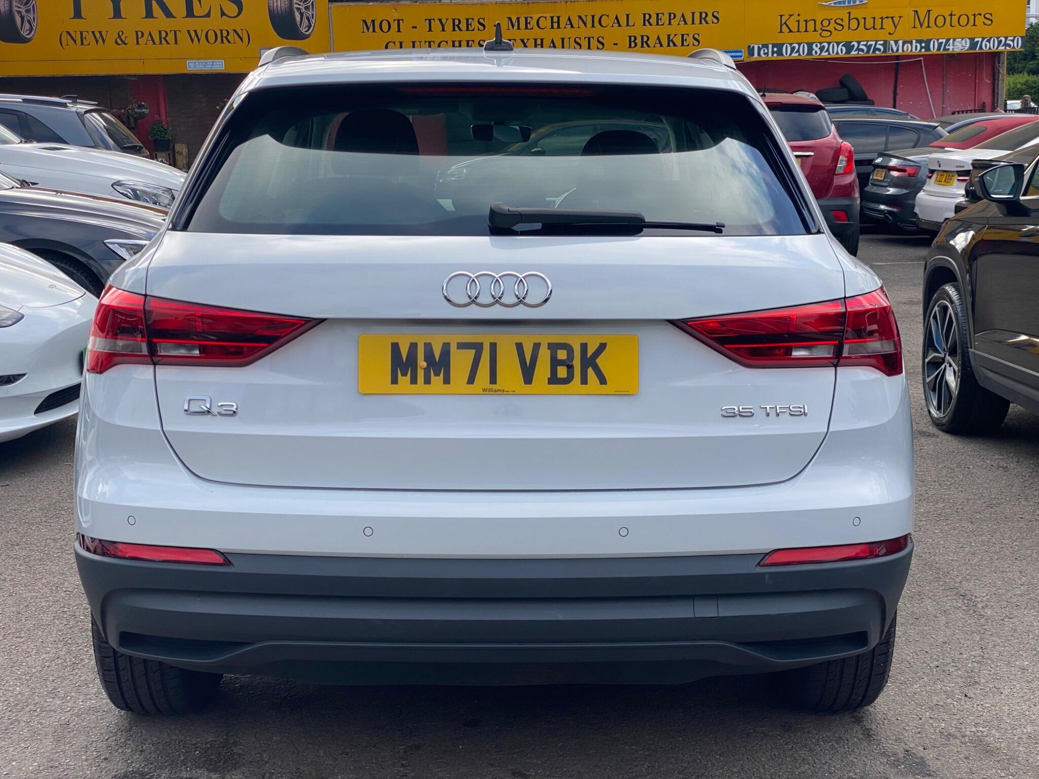 Audi Q3 view 11