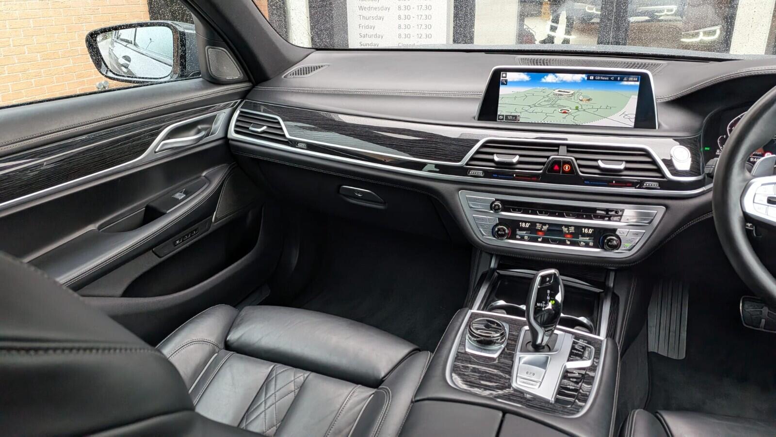 BMW 7 Series view 27