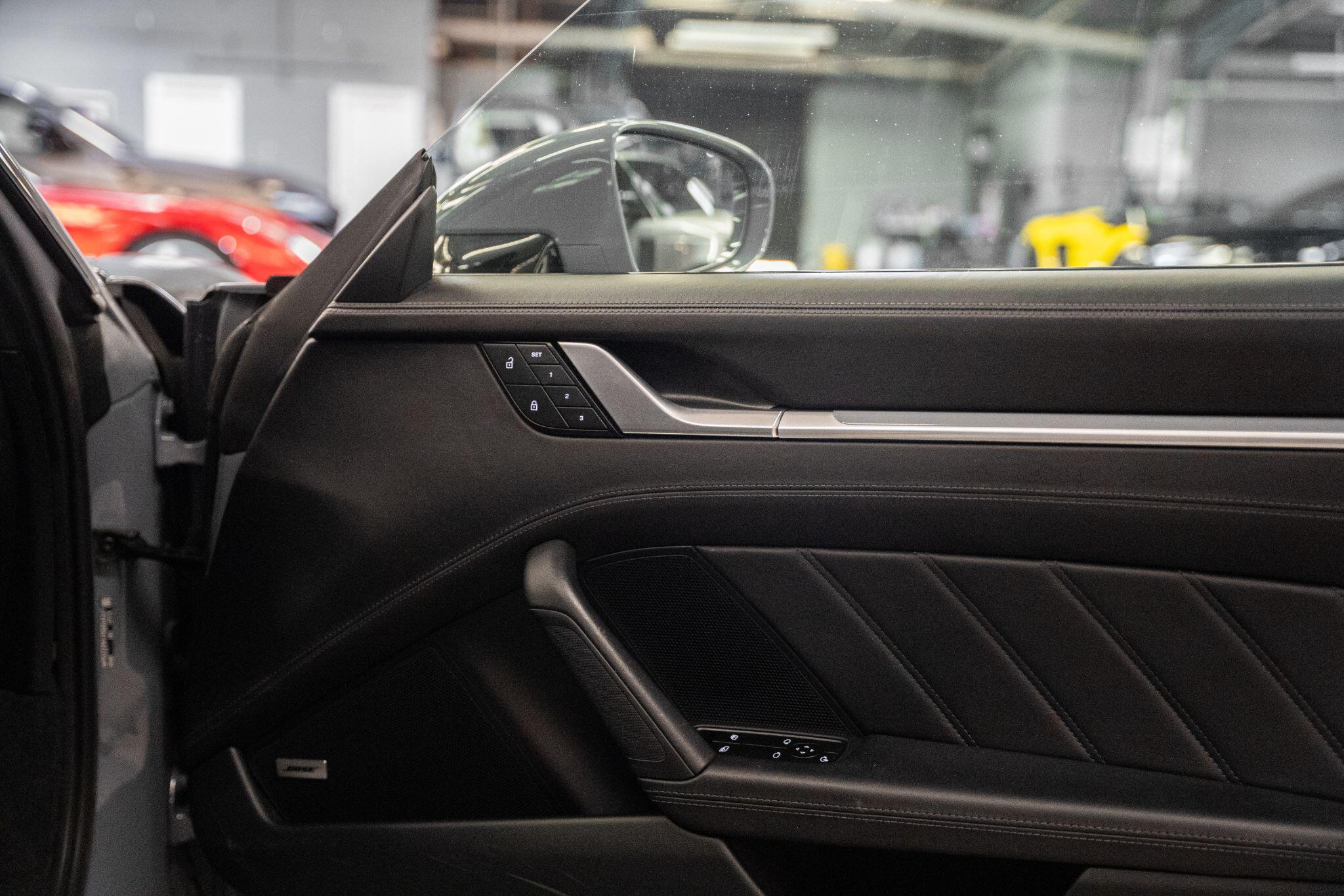 Porsche 911 view 37