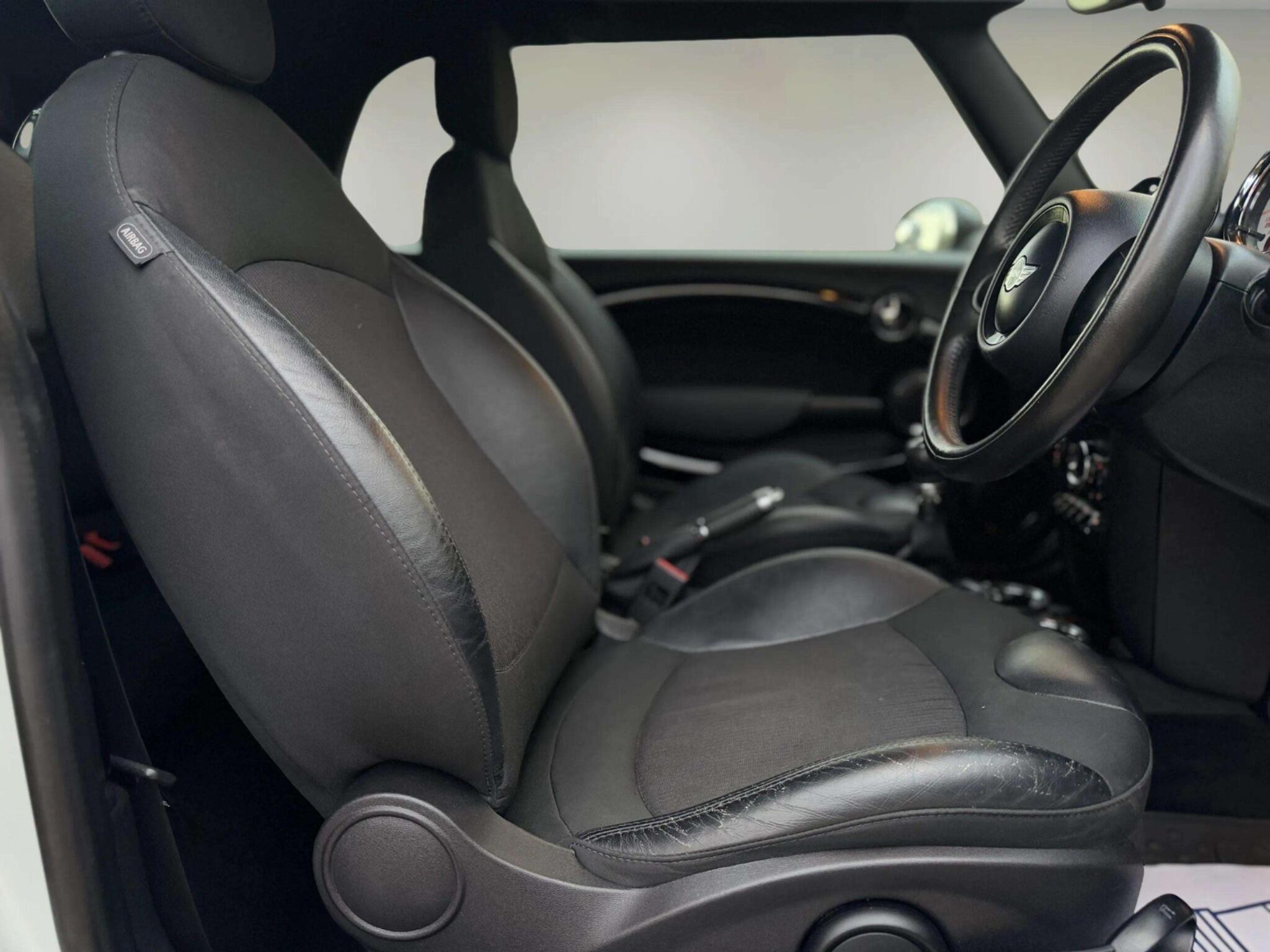 Mini Convertible view 37