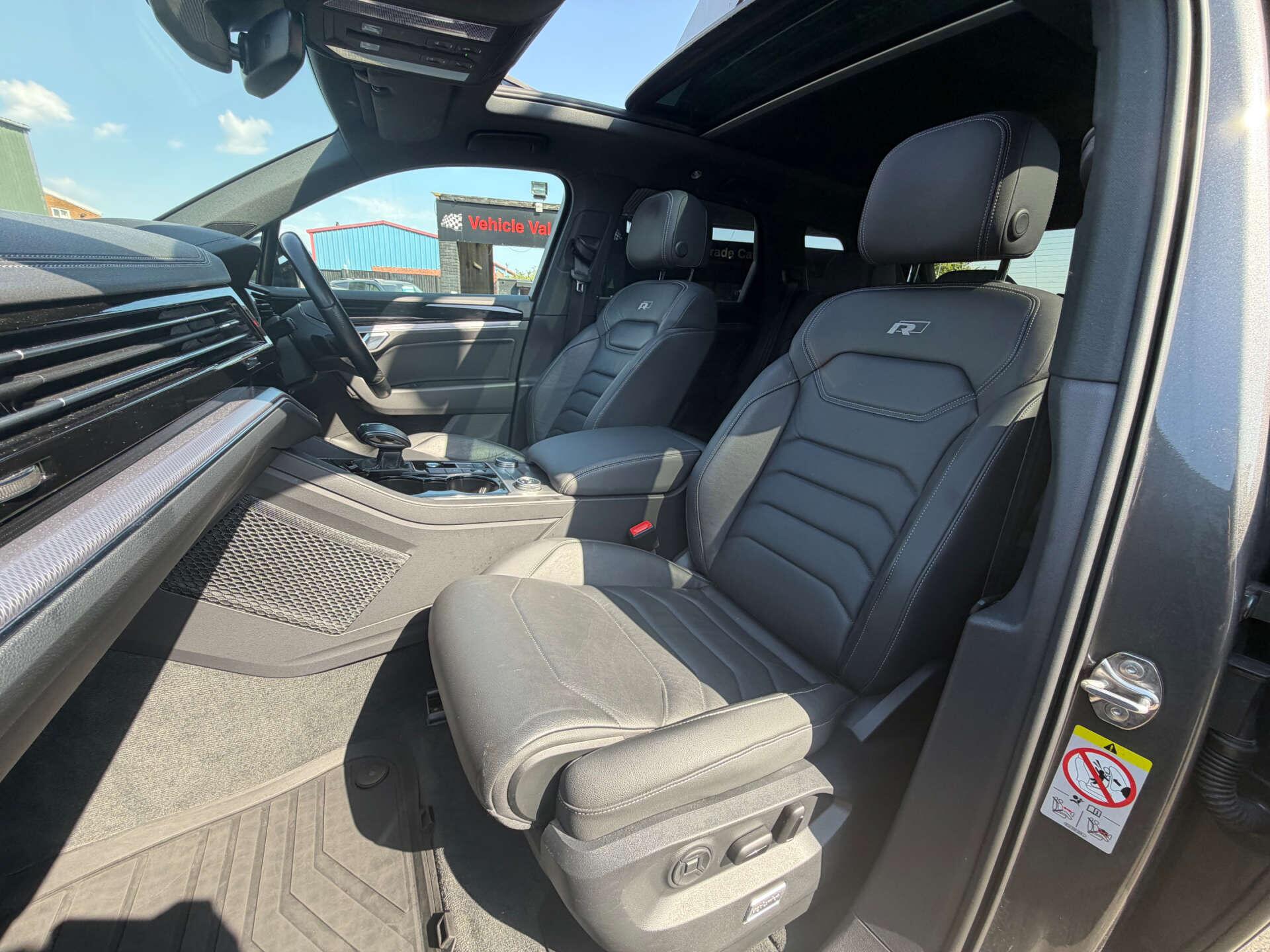 Volkswagen Touareg view 5