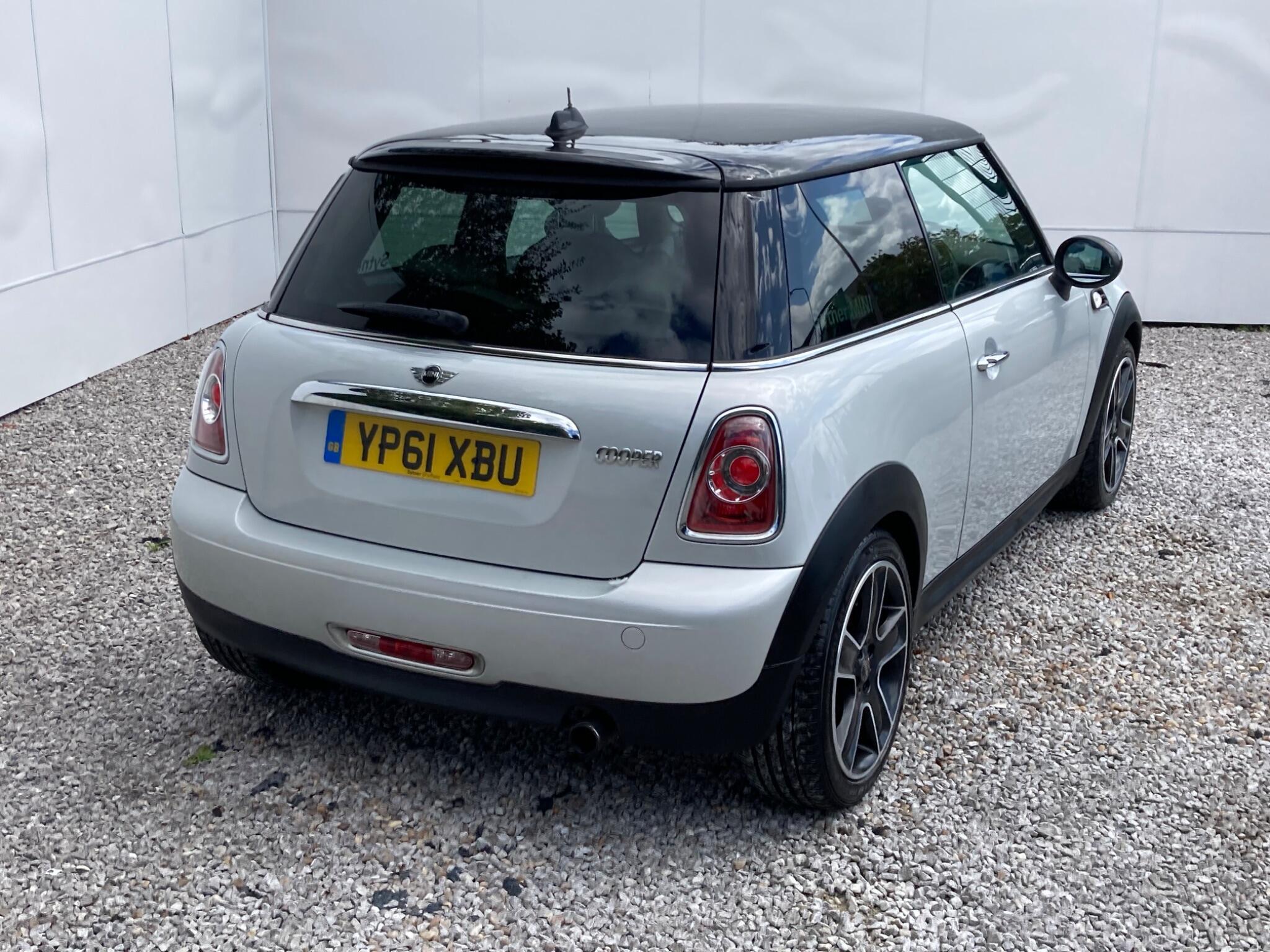 2011 MINI Hatch image 2