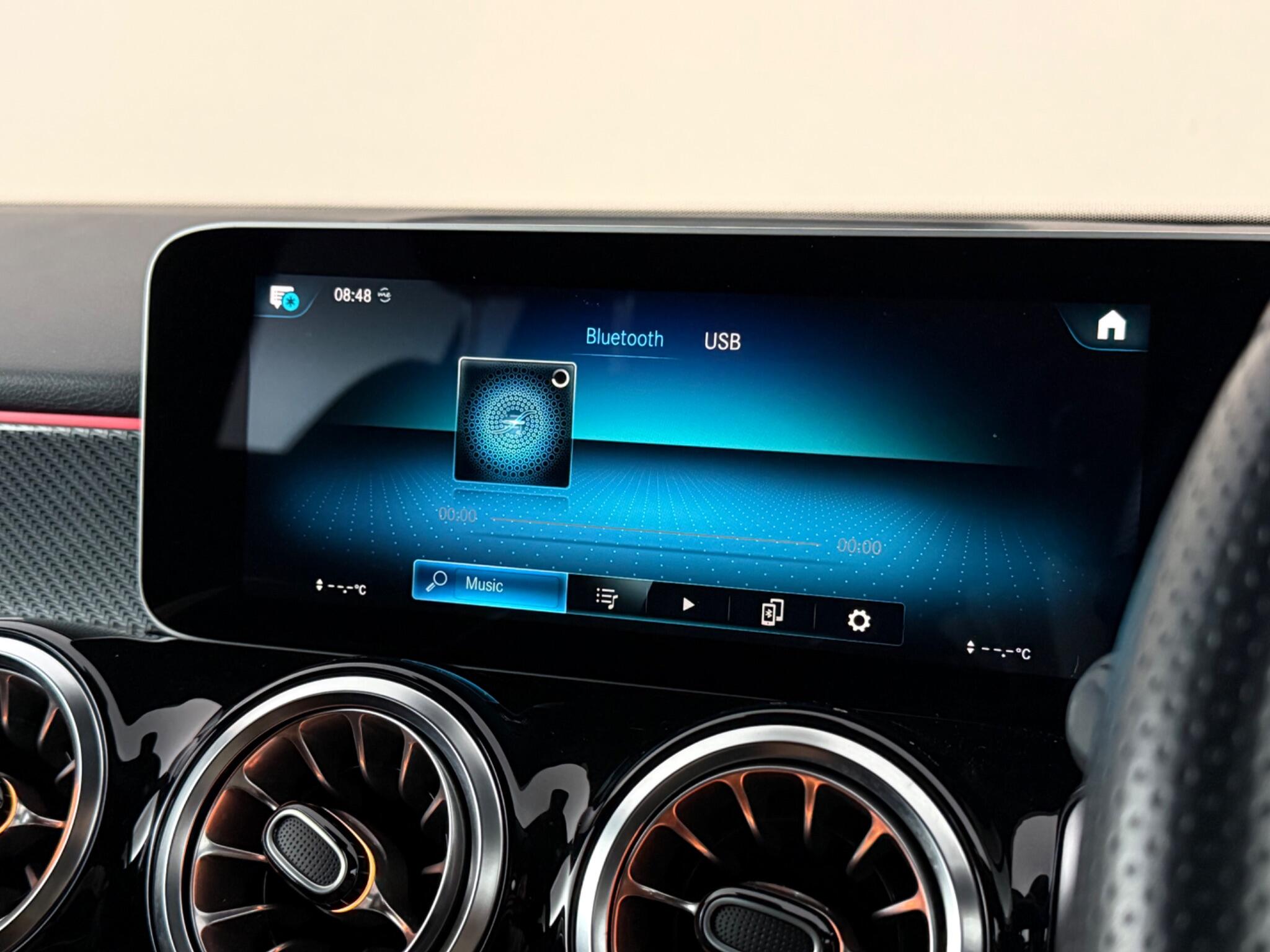 Mercedes-Benz GLB view 34