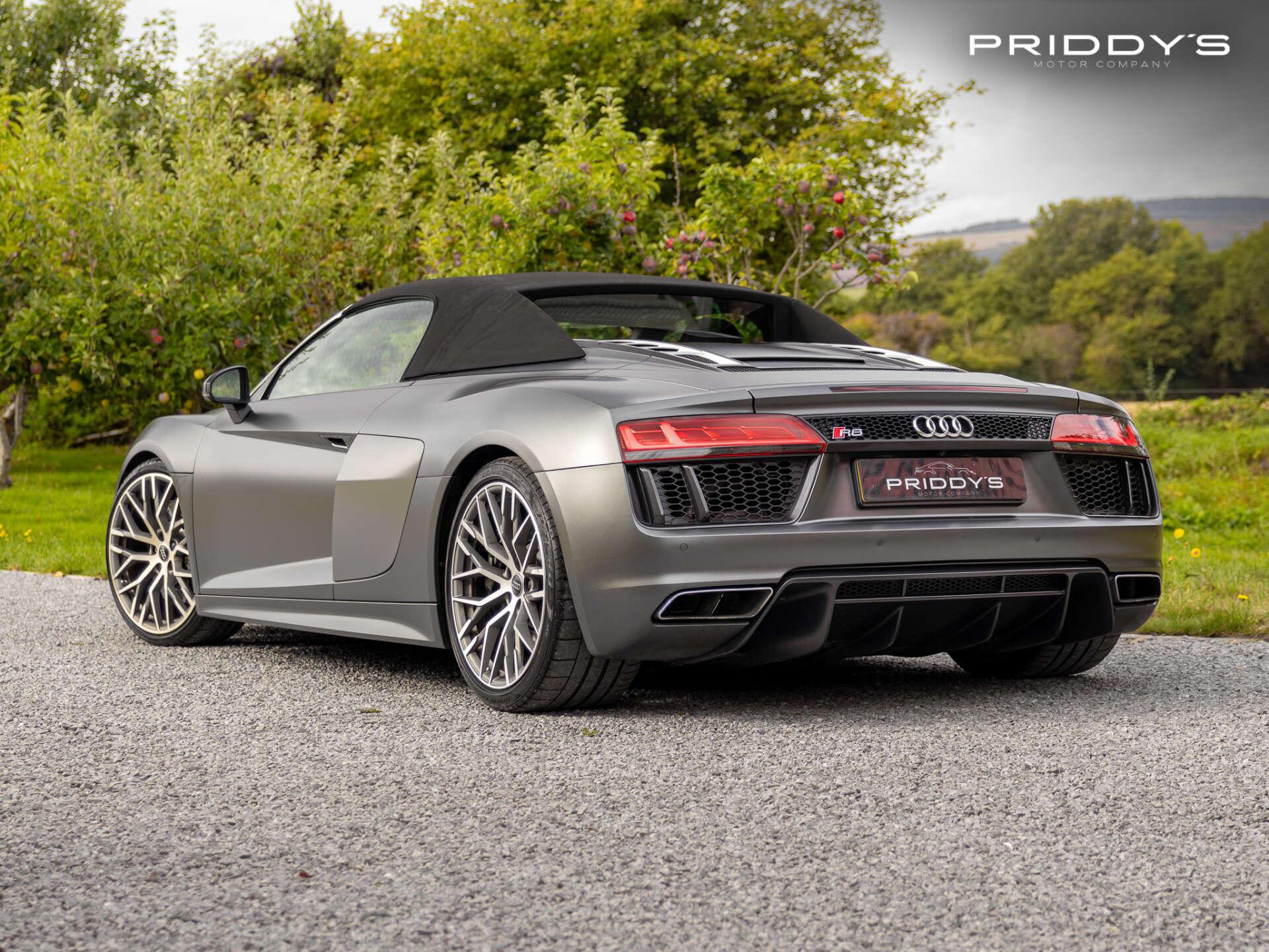 Audi R8 view 5