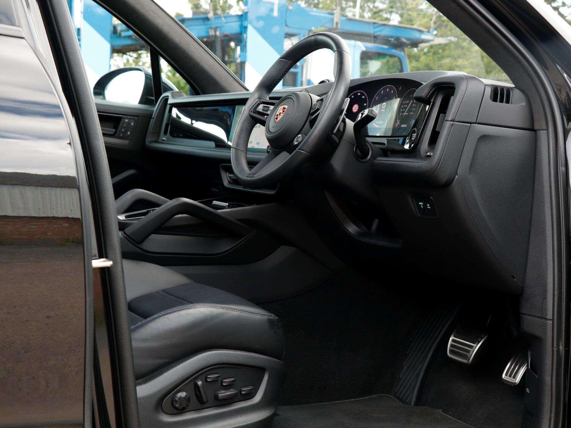 Porsche Cayenne view 11