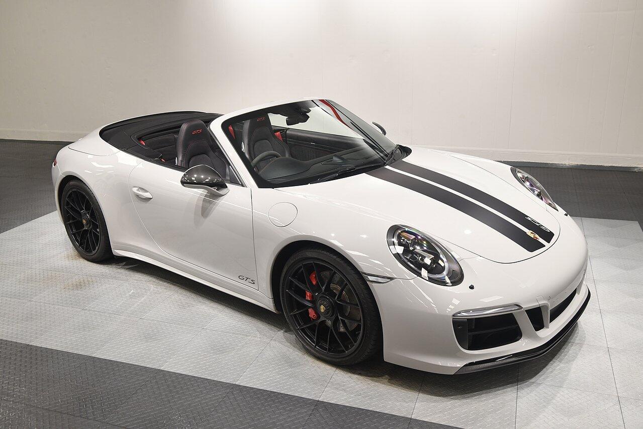 Porsche 911 view 30
