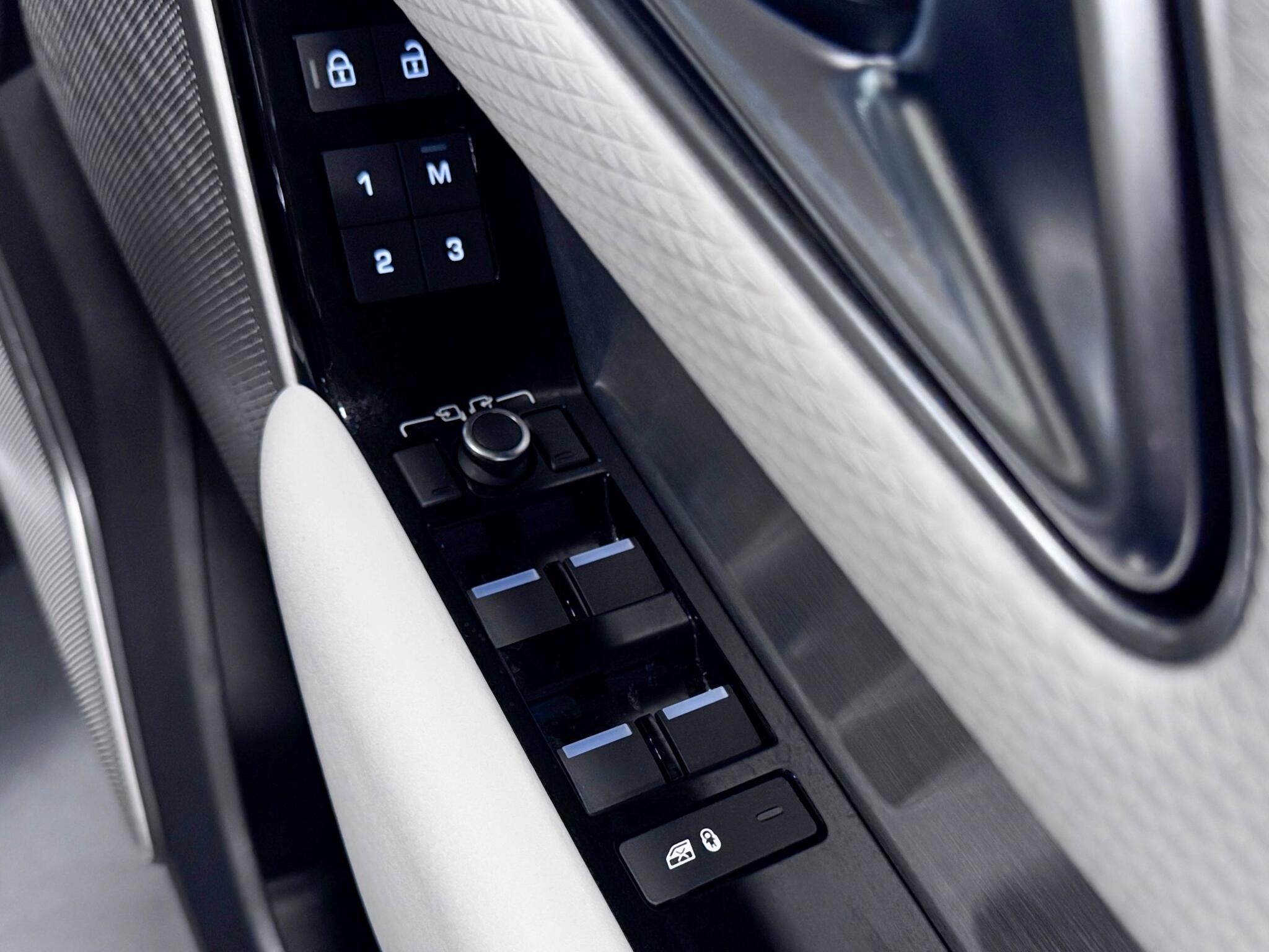 Land Rover Range Rover Velar view 16