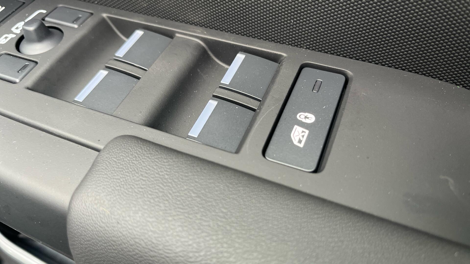 Land Rover Defender view 40