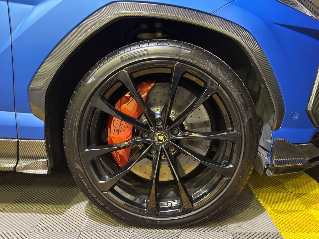 Lamborghini Urus view 7