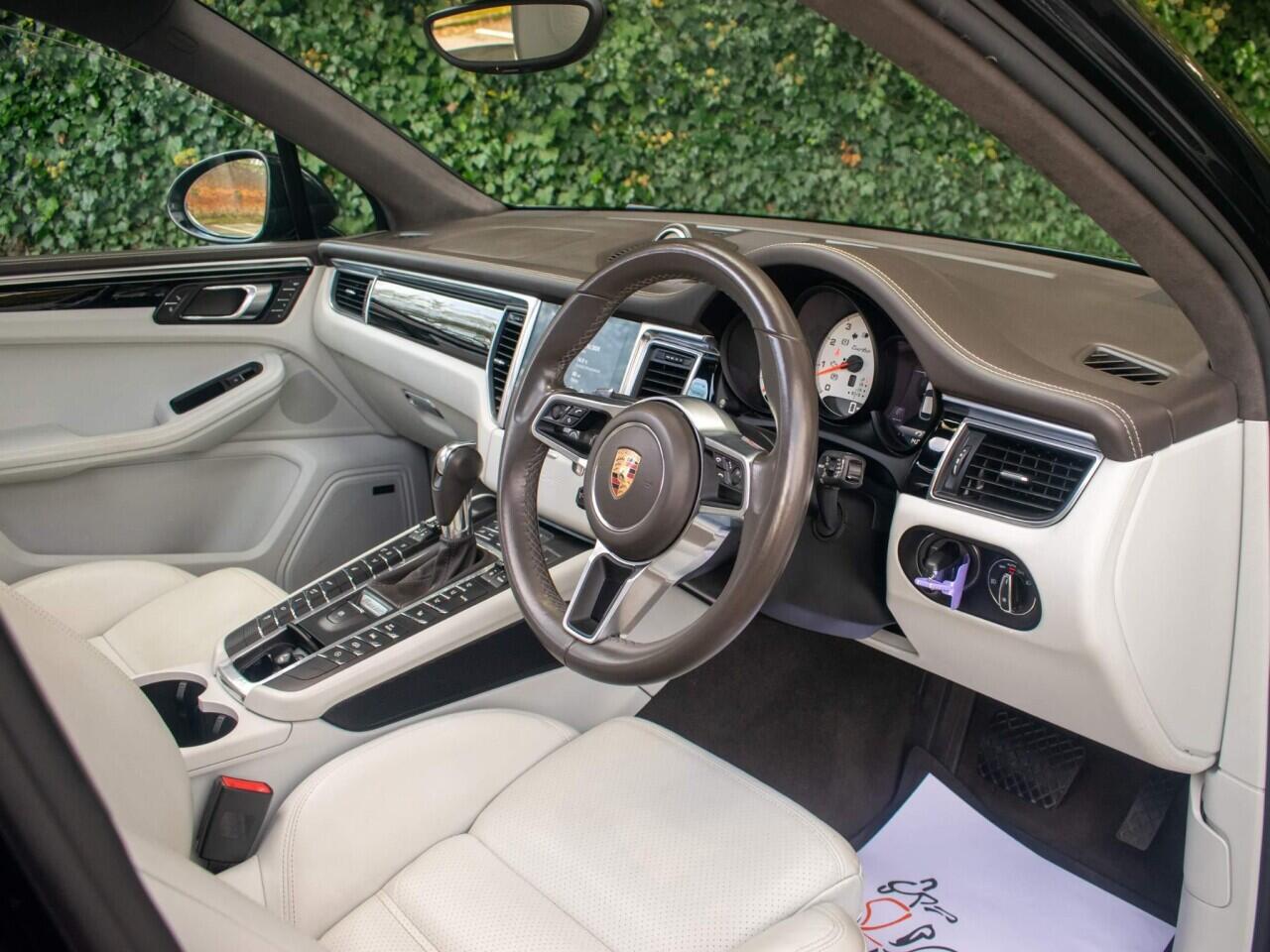 Porsche Macan view 5