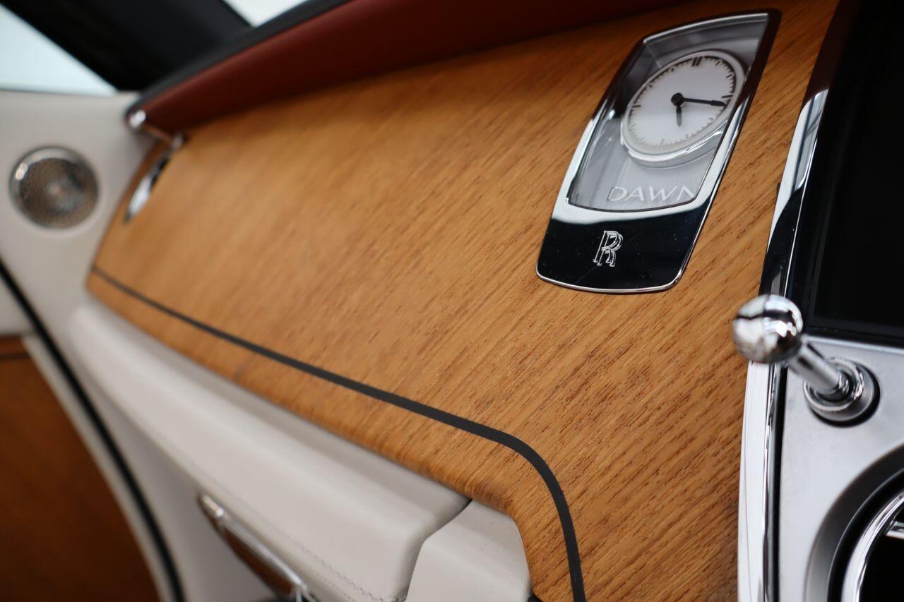 Rolls-Royce Dawn view 35