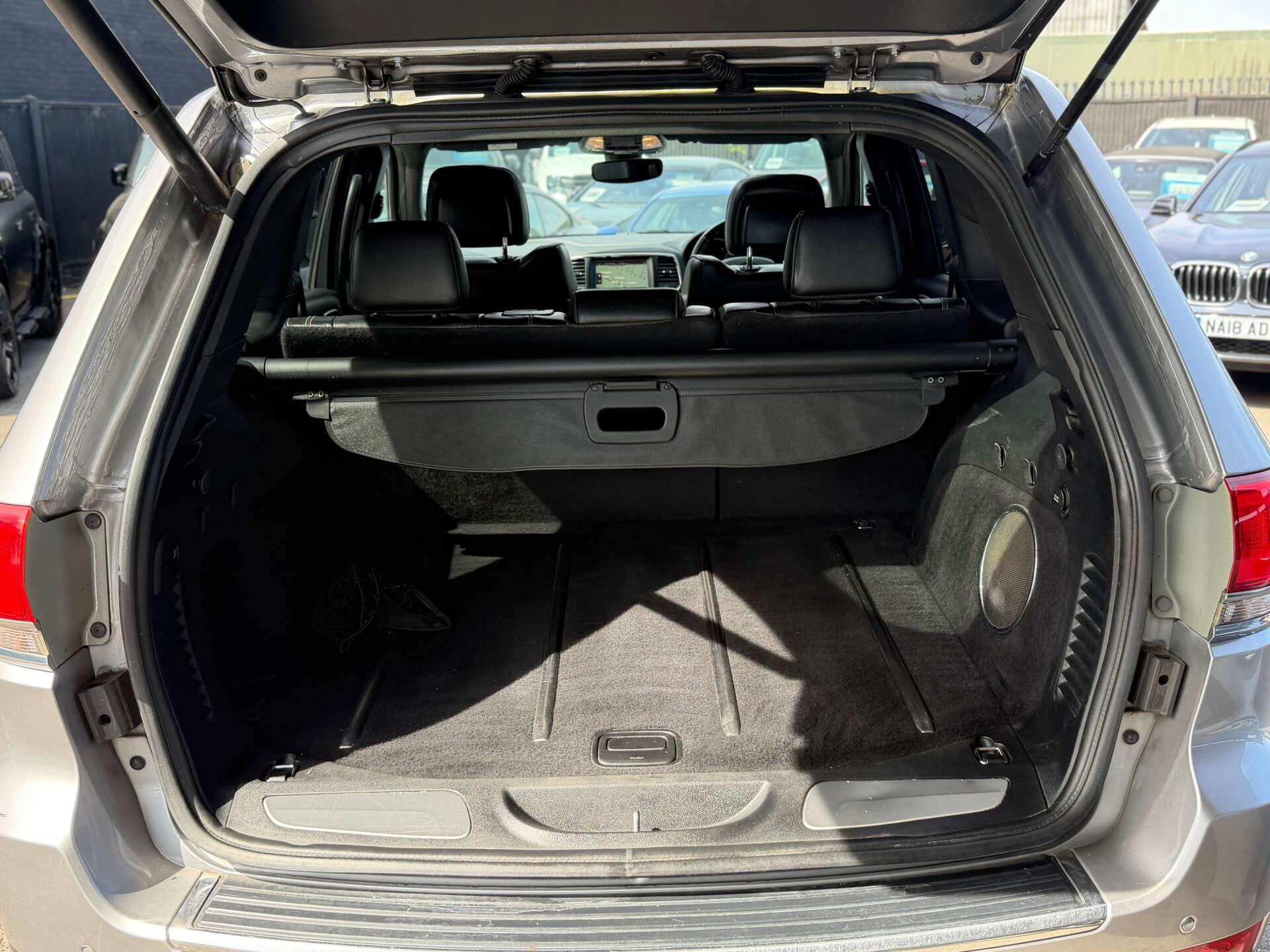 Jeep Grand Cherokee view 28