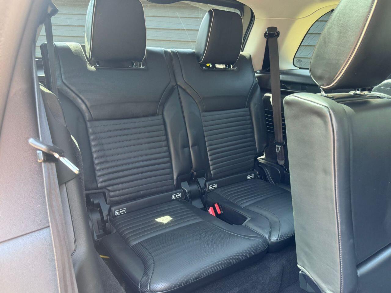 Land Rover Discovery view 16
