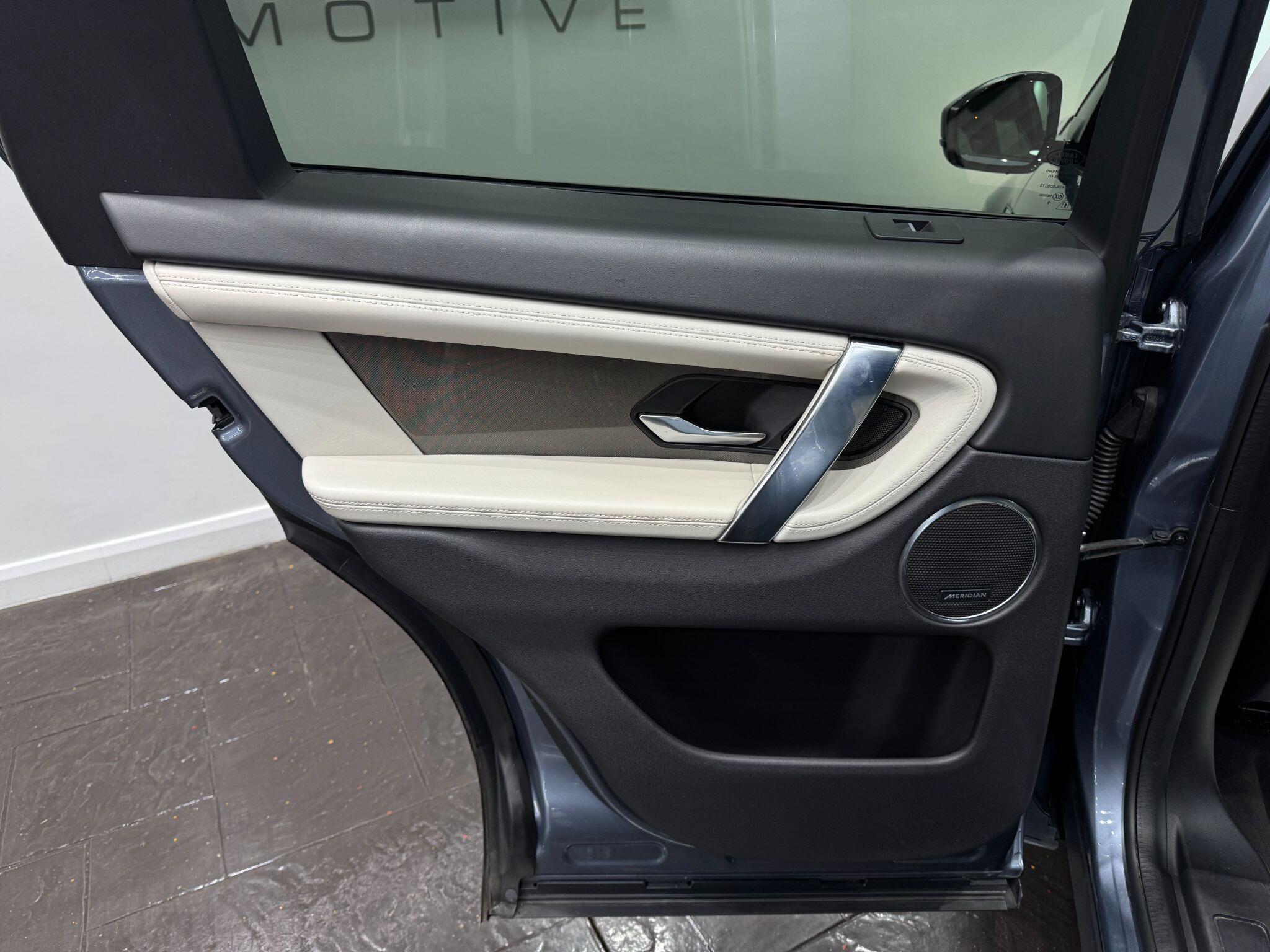 Land Rover Discovery Sport view 48