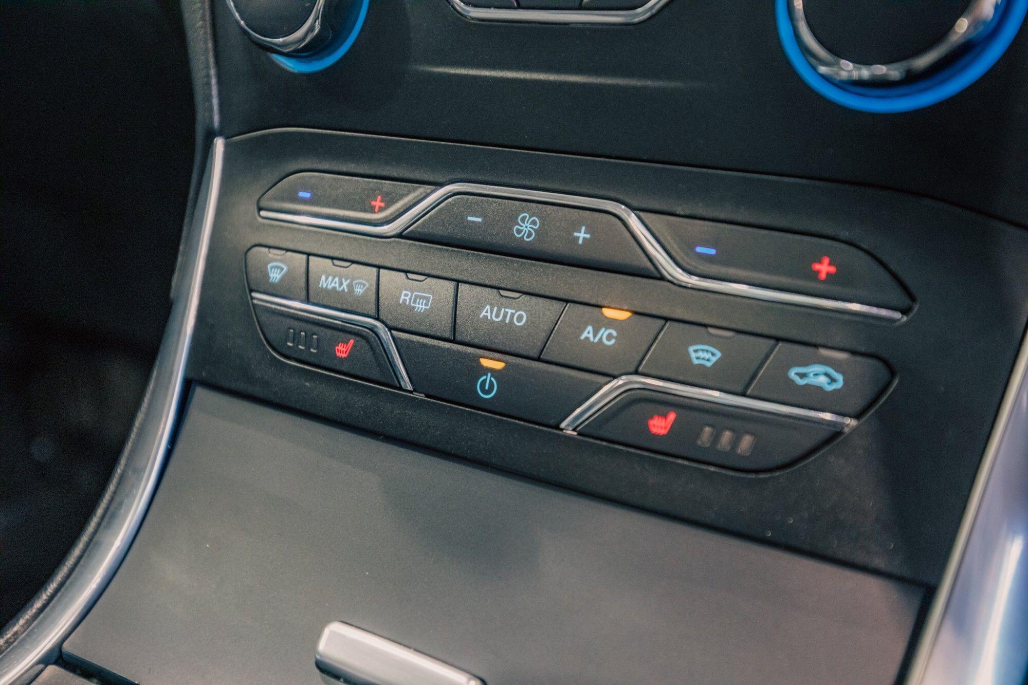 Ford Galaxy view 18