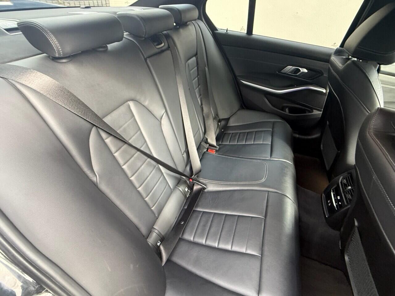 BMW 3 Series view 24