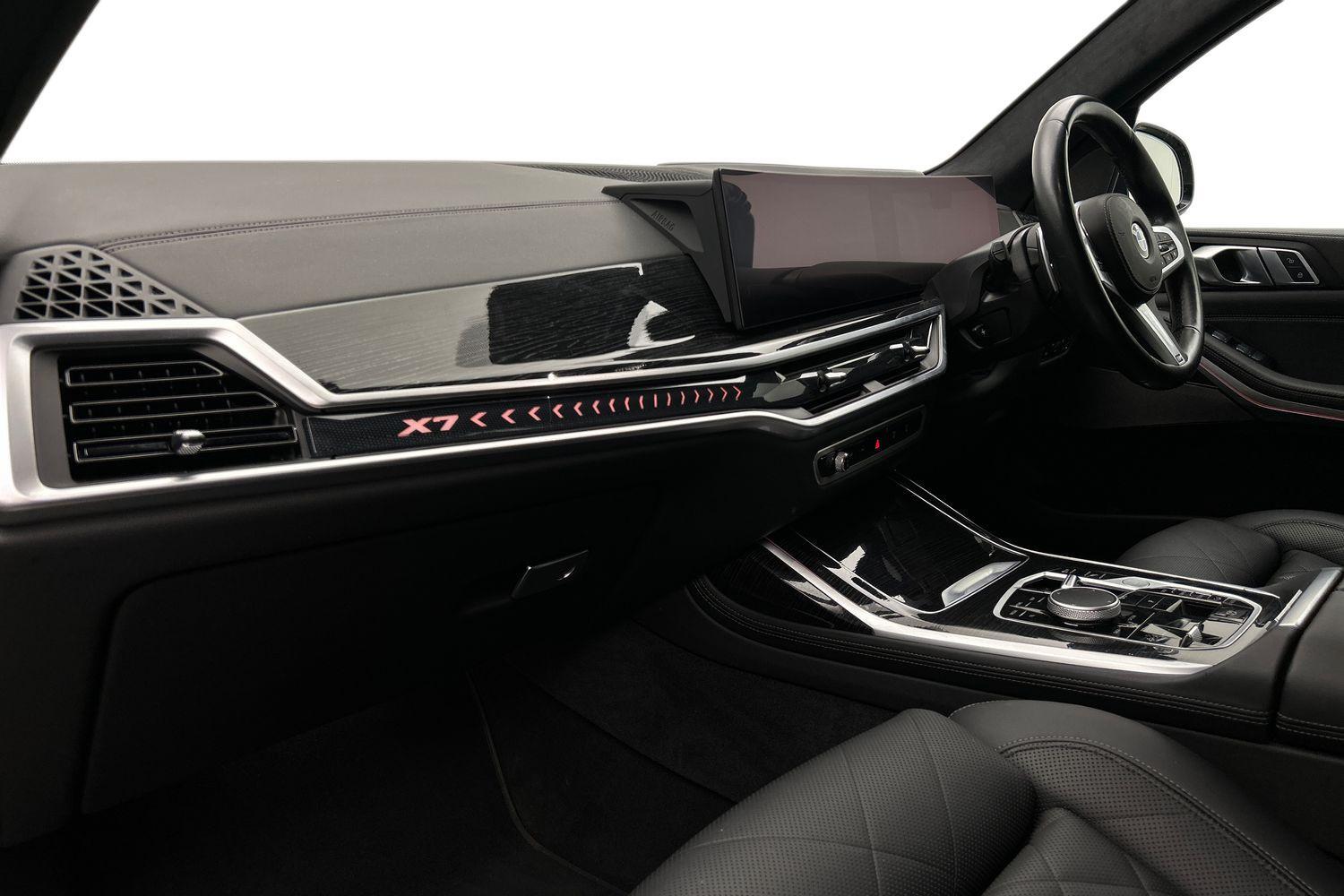 BMW X7 view 8