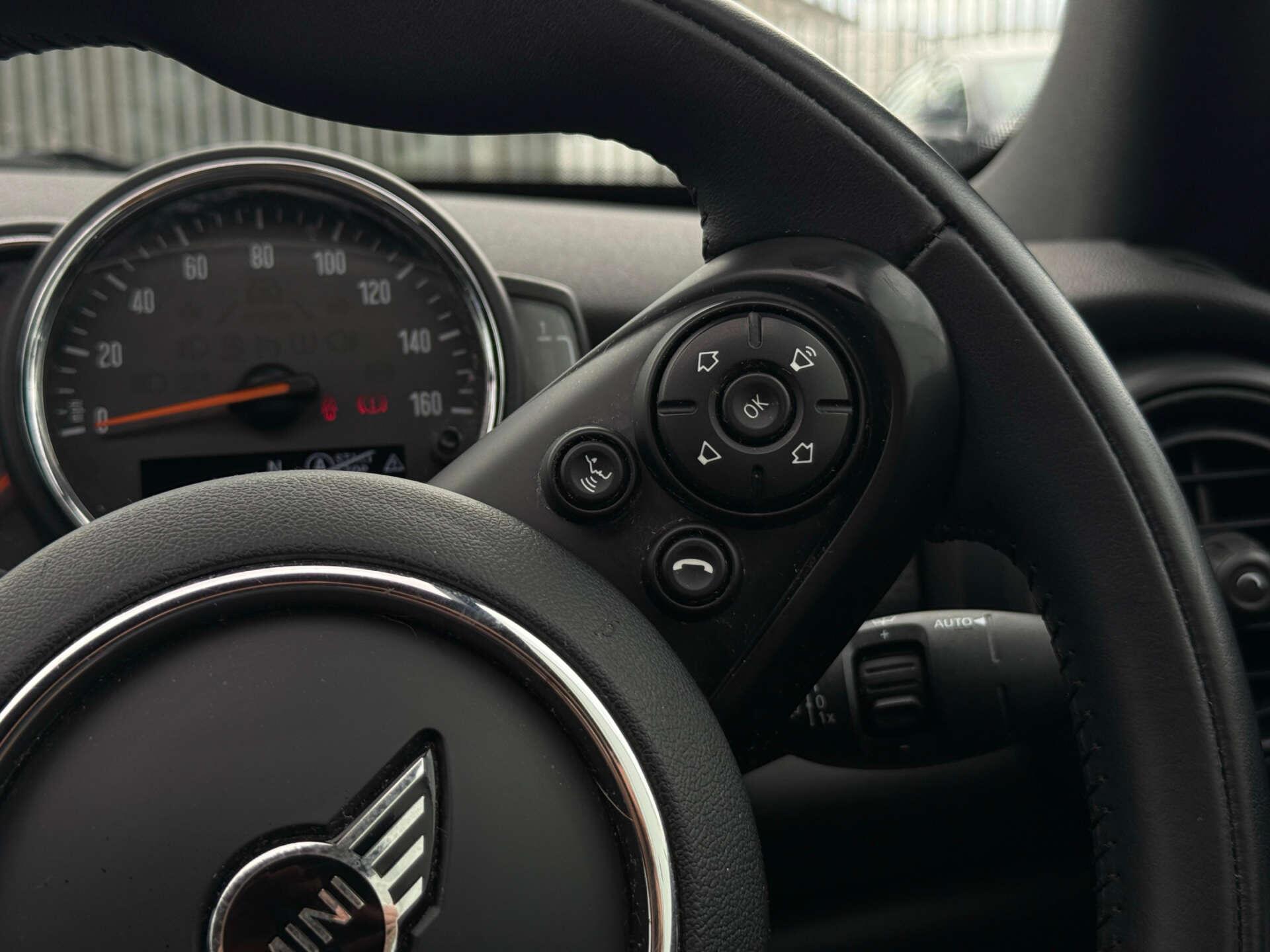 Mini Convertible view 43