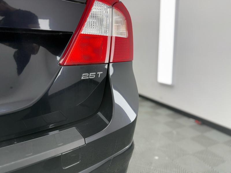 2010 Volvo V70 image 10
